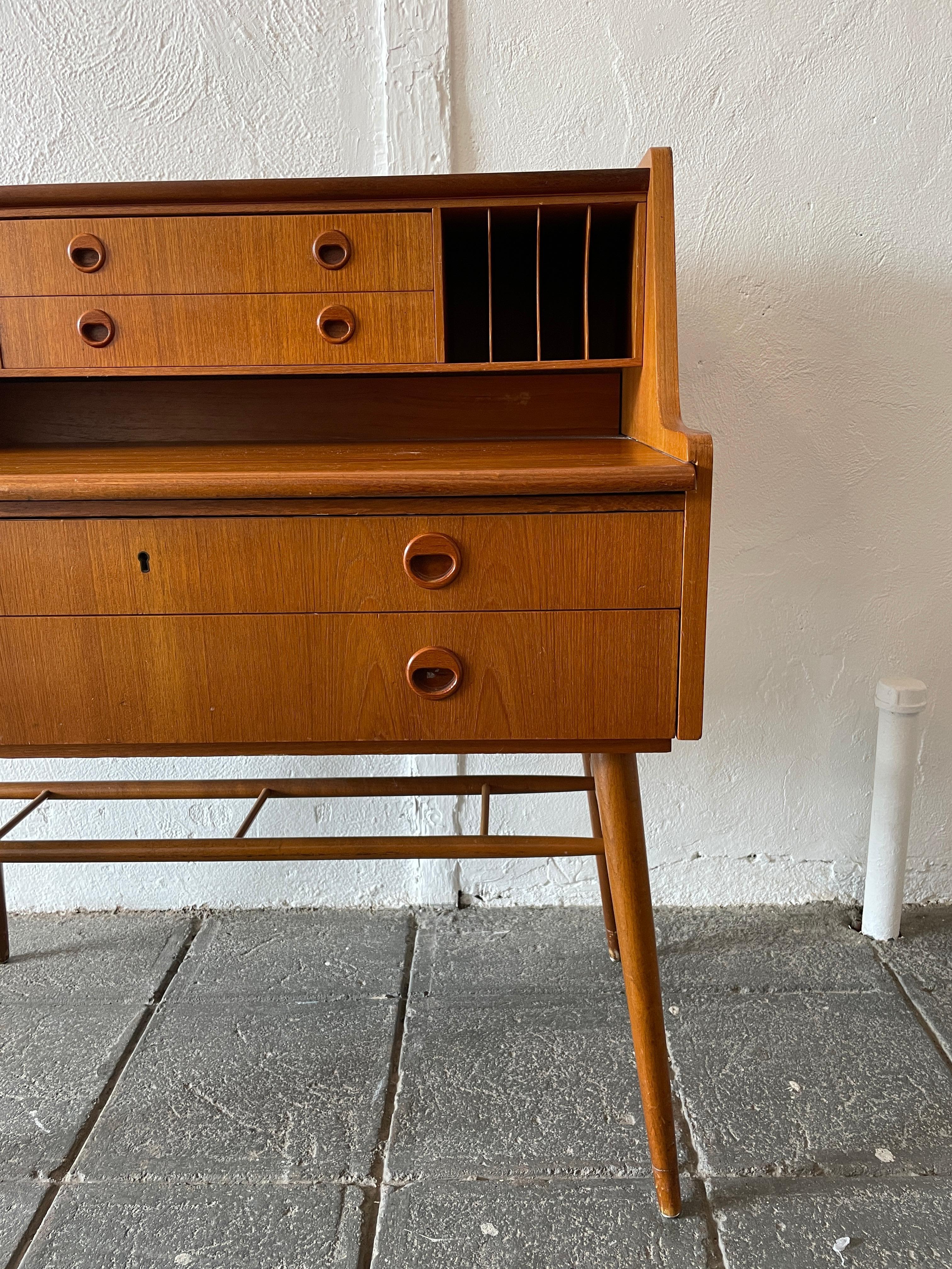 Mid-Century moderno Scrivania moderna svedese di metà secolo in teak a 4 cassetti con chiave in vendita