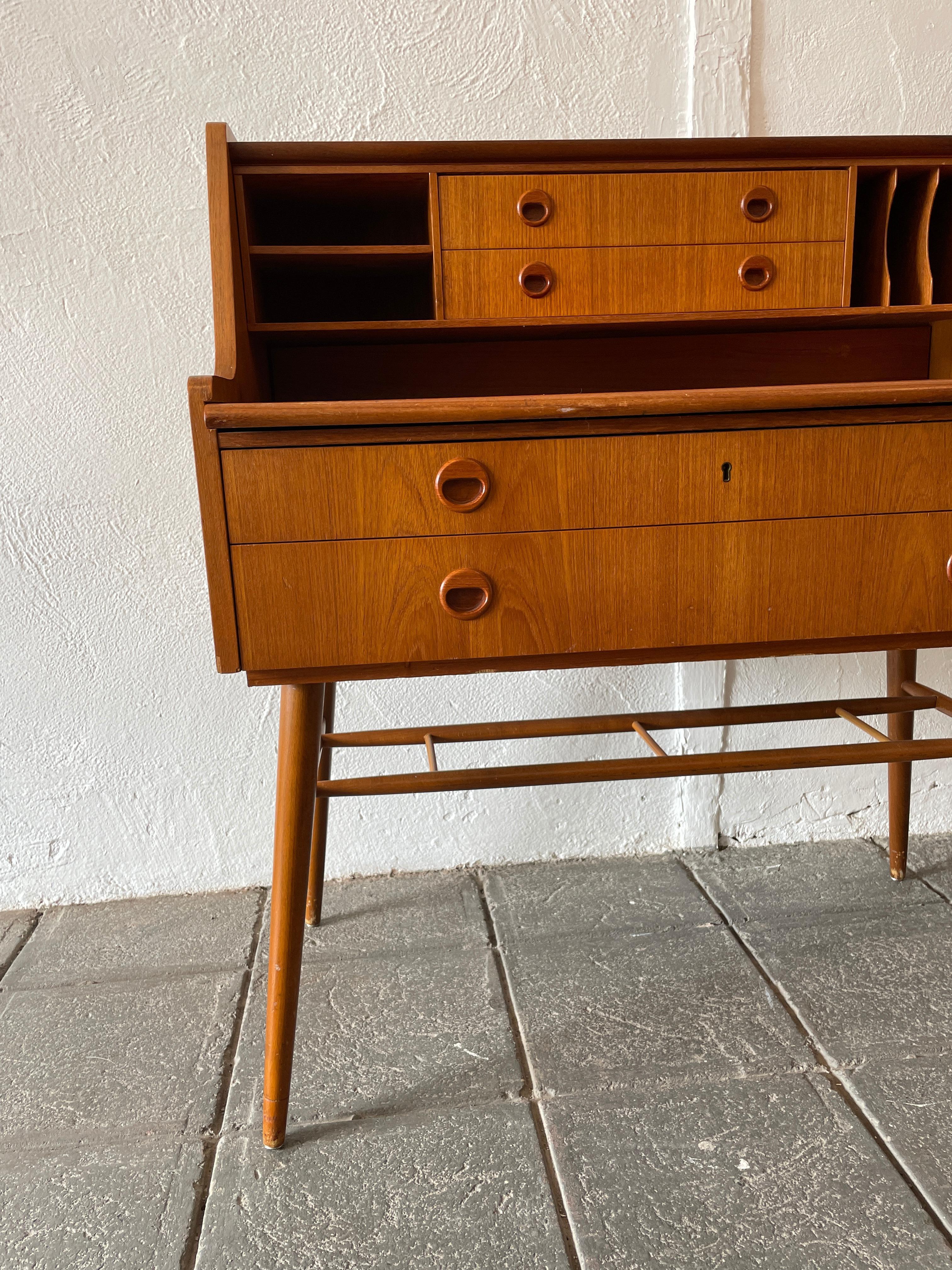 Svedese Scrivania moderna svedese di metà secolo in teak a 4 cassetti con chiave in vendita