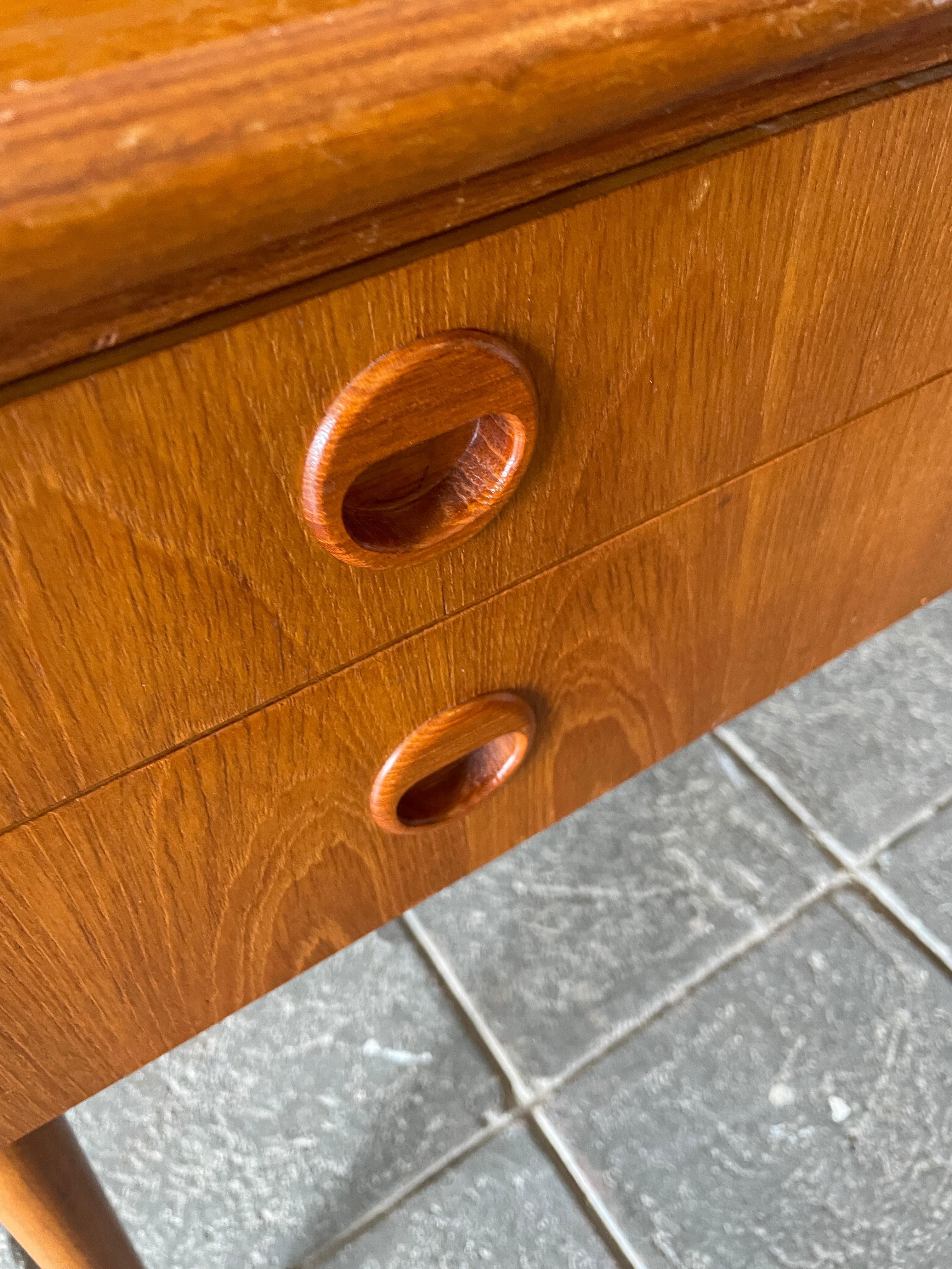 Falegnameria Scrivania moderna svedese di metà secolo in teak a 4 cassetti con chiave in vendita