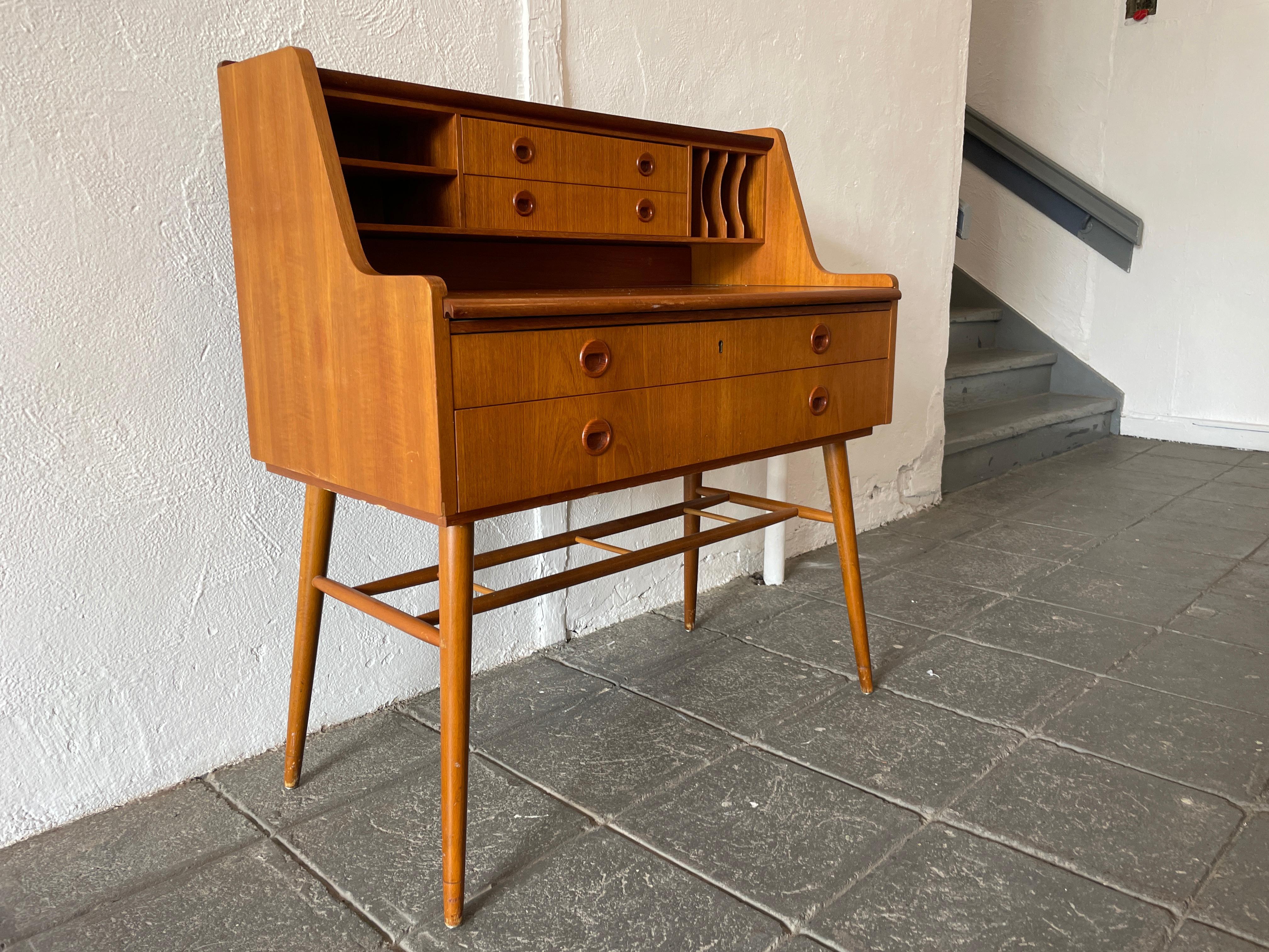 XX secolo Scrivania moderna svedese di metà secolo in teak a 4 cassetti con chiave in vendita