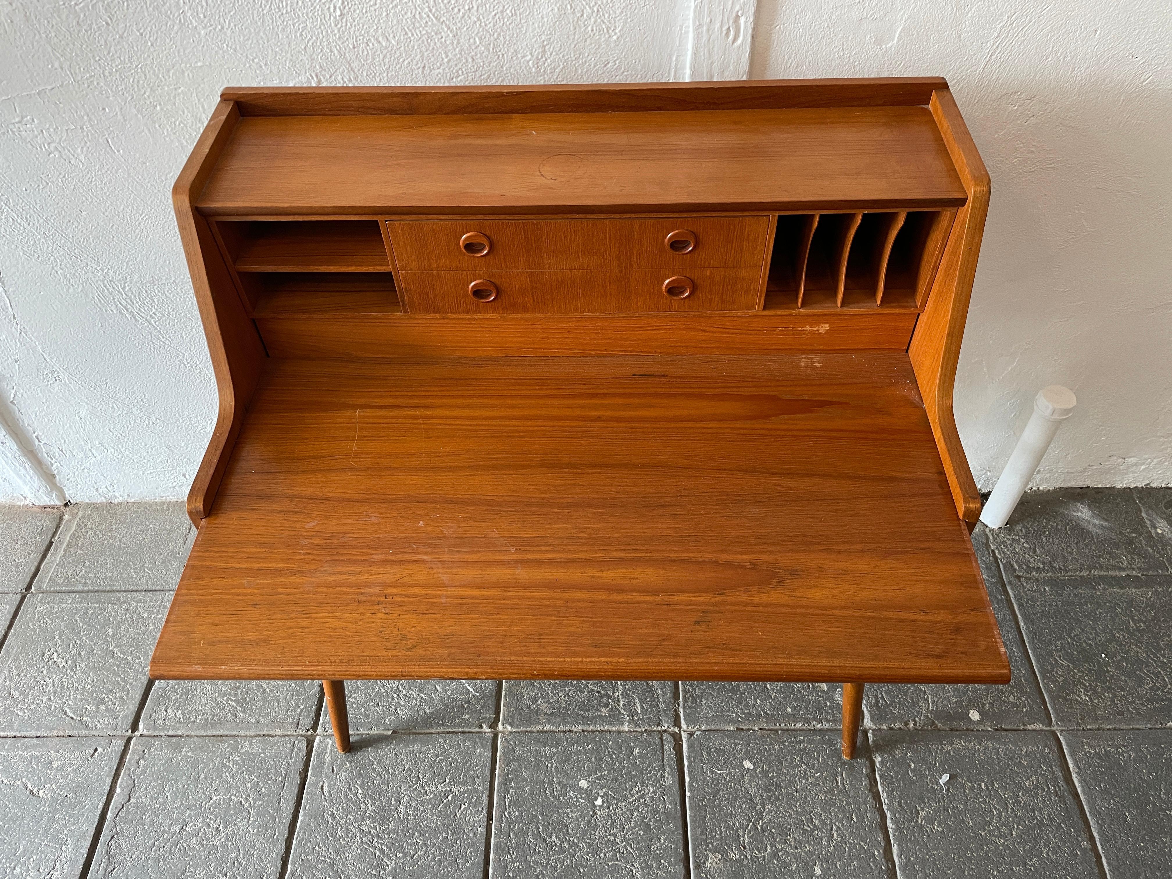 Teak Scrivania moderna svedese di metà secolo in teak a 4 cassetti con chiave in vendita