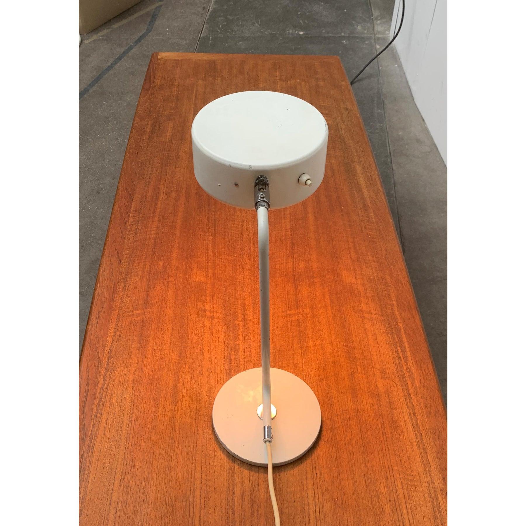 Lámpara de sobremesa del fabricante sueco Atelje Lyktan basada en un diseño de Anders Pehrson de los años 60.

Un diseño minimalista. Llama especialmente la atención la sencilla forma de la pantalla como cilindro plano. La pantalla está unida a una