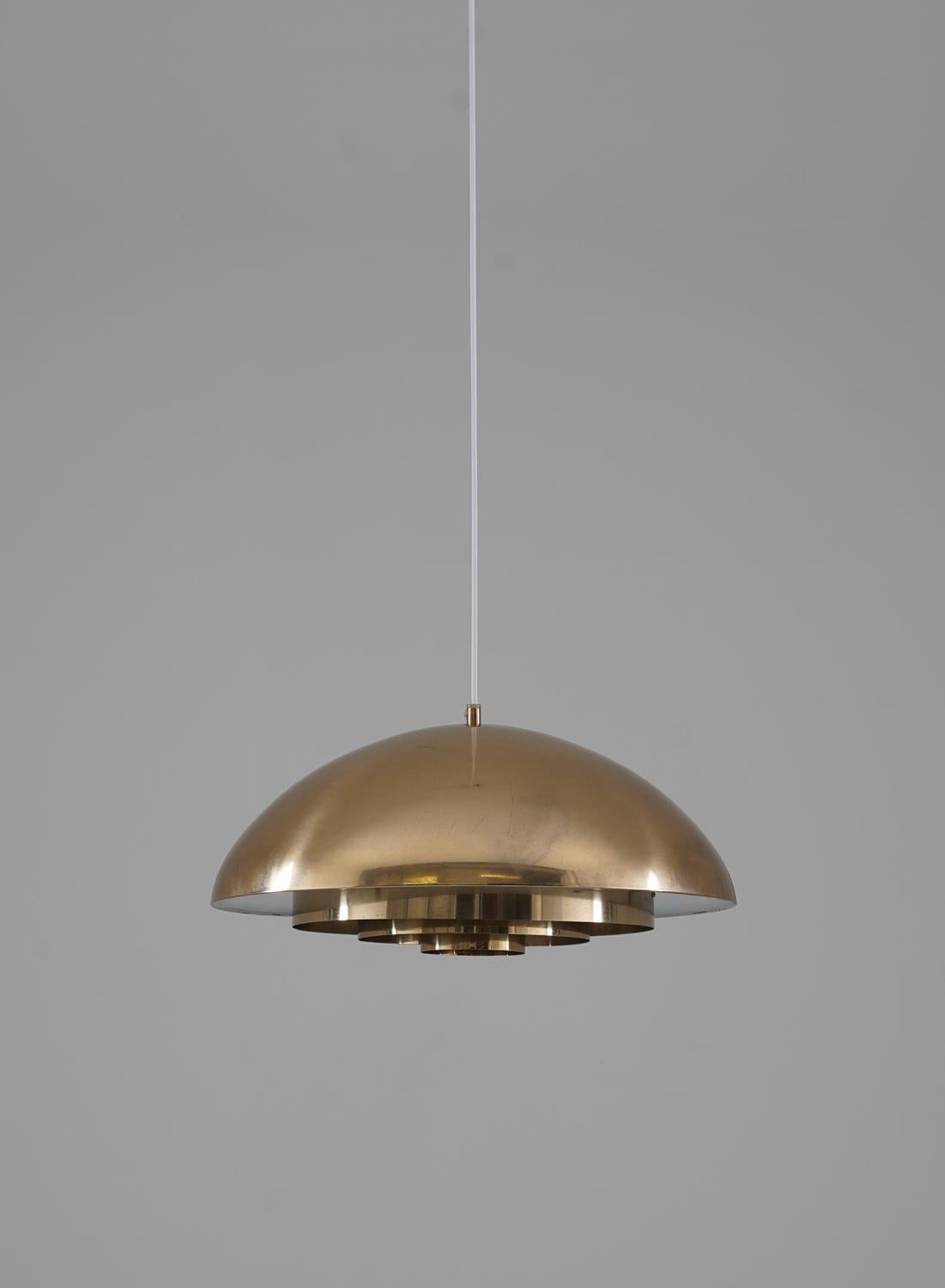 A beautiful pair of pendants in brass, manufactured by Bergboms, Sweden, 1960s.

The lamps feature one light source, surrounded by a large round brass shade with beautiful brass diffusers. 

Condition: Good original condition with patina, spots