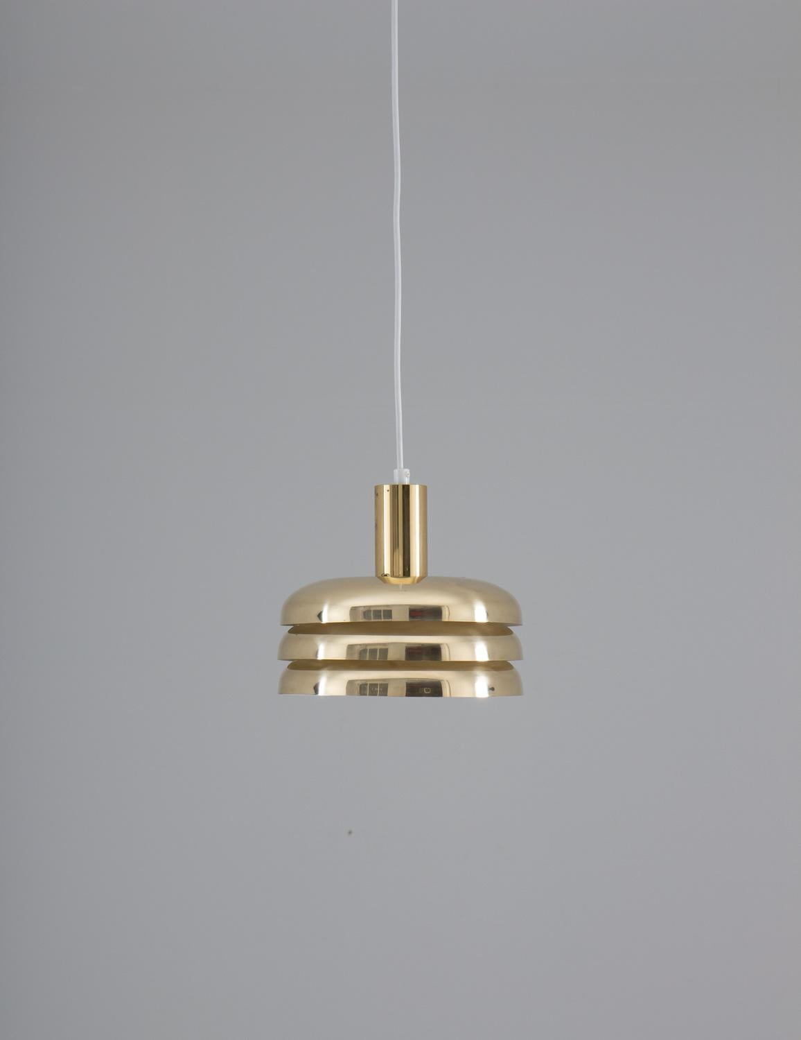 A beautiful pair of pendants in brass, model T 724 by Hans-Agne Jakobsson, Sweden, 1970s.
The lamps feature one light source, surrounded by brass lamellae, giving a nice soft light.

Condition: Very good condition with some small spots on the