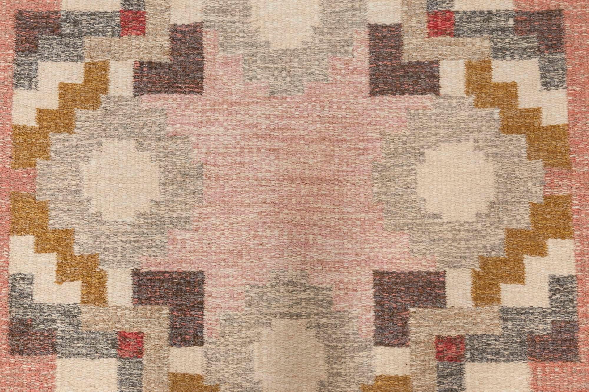 Schwedischer rosa Flachgewebe-Teppich von Ingegerd Silow aus der Mitte des Jahrhunderts
Größe: 6'5