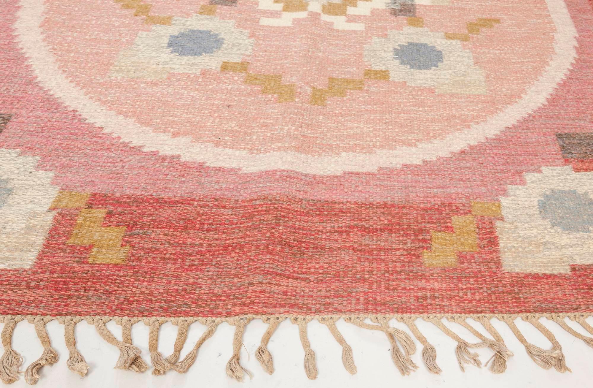 Schwedischer rosa Flachgewebe-Teppich von Ingegerd Silow aus der Mitte des Jahrhunderts (Moderne der Mitte des Jahrhunderts) im Angebot