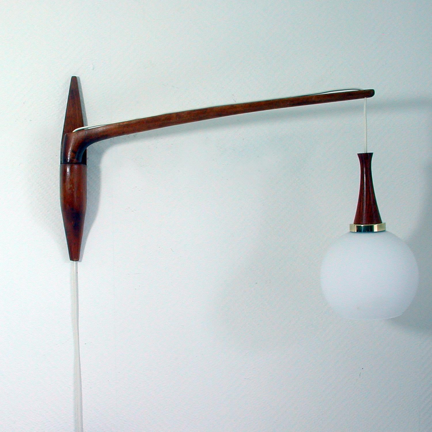 Midcentury Swedish Swiveling Teak and Milk Glass Sconce, 1960s In Good Condition In NUEMBRECHT, NRW