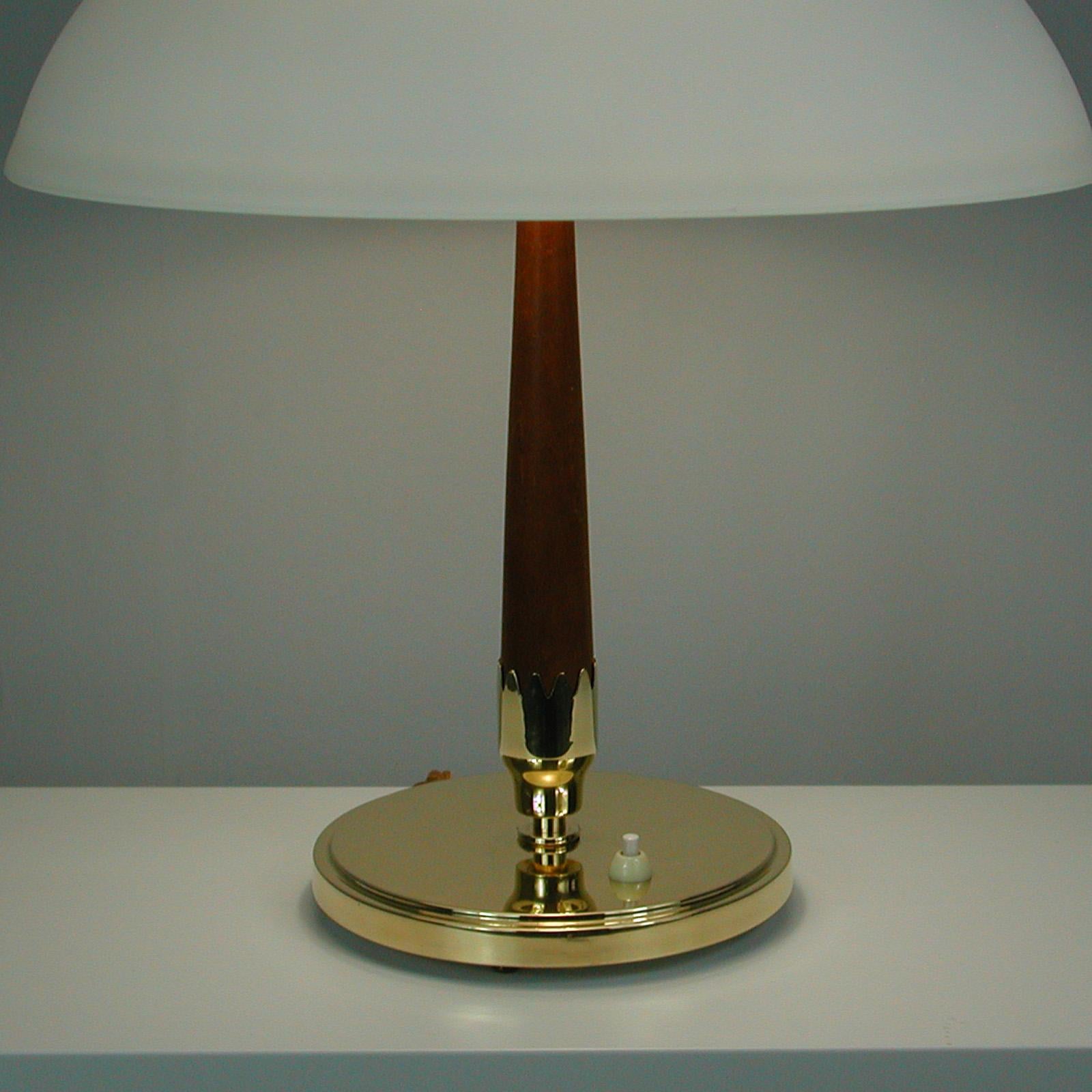 Midcentury Swedish Teak, Brass and Frosted Glass Table Lamp by Böhlmarks, 1950s In Good Condition For Sale In NUEMBRECHT, NRW