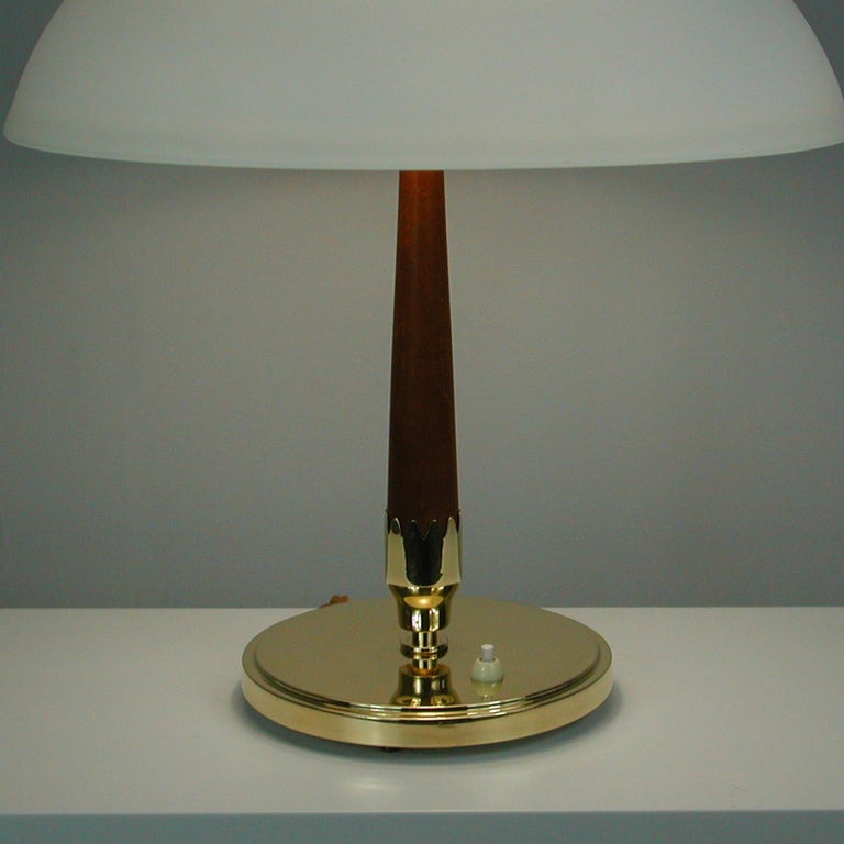 Midcentury Swedish Teak, Brass and Frosted Glass Table Lamp by Böhlmarks, 1950s In Good Condition For Sale In Nümbrecht, NRW