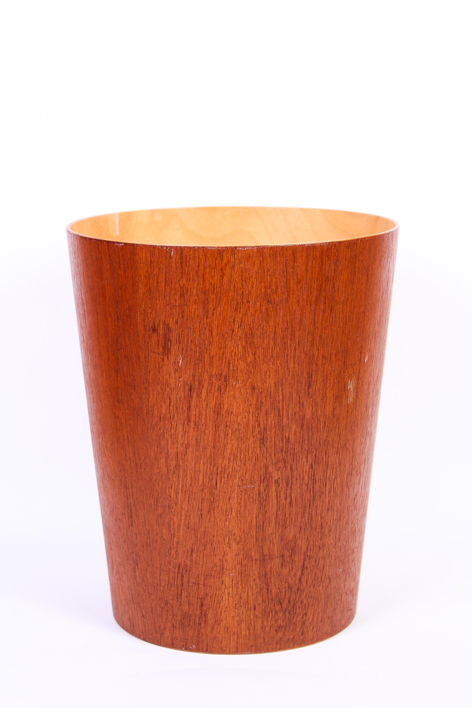 A midcentury paper bin by Swedish manufacturer Serves. This piece was made in the 1950s and are very popular today because of the design and nice teak veneer.

Good vintage condition with signs of usage consistent with age and use. Small veneer