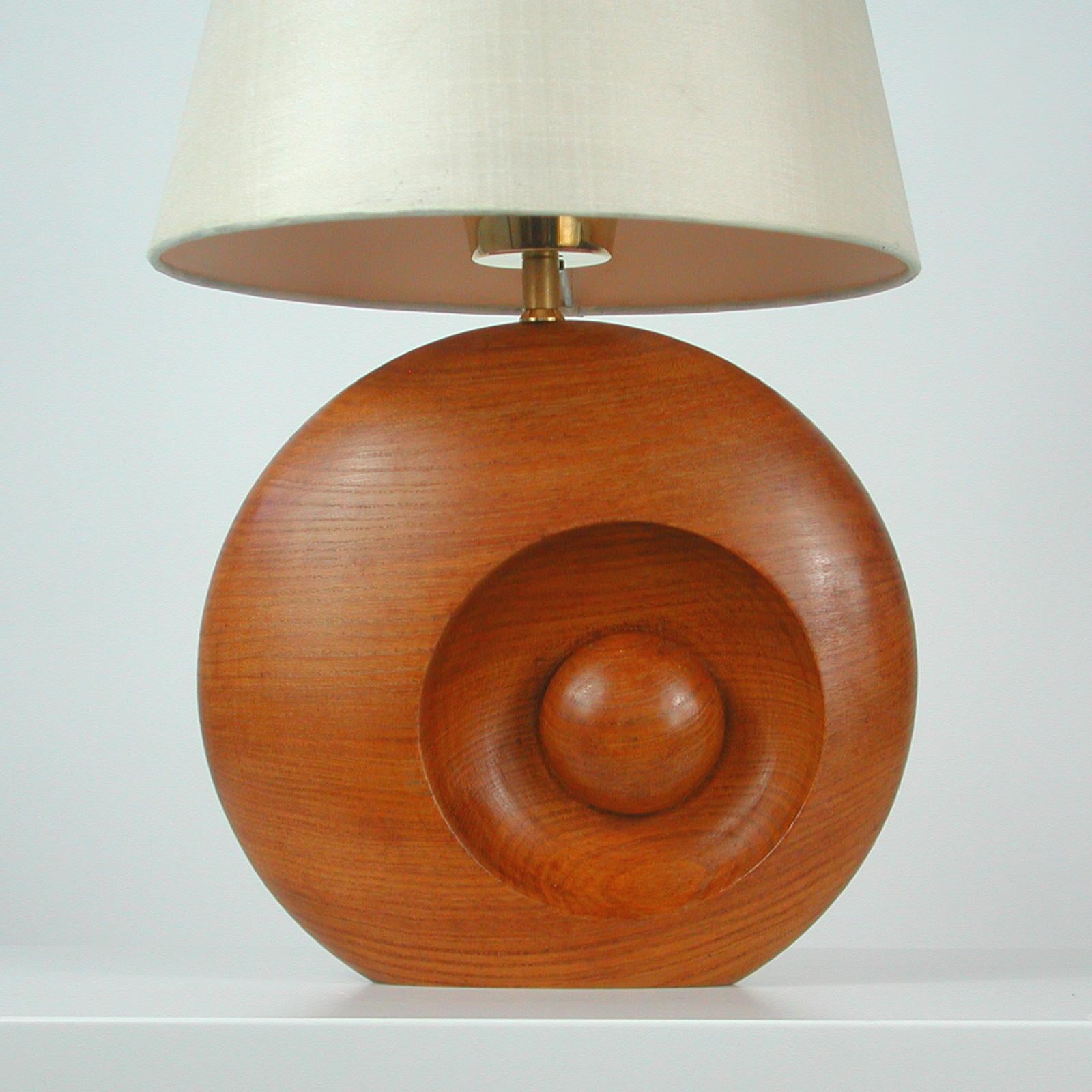 Cette impressionnante lampe de table a été conçue et fabriquée en Suède dans les années 1960. Il présente une base ronde en teck avec un support d'ampoule en laiton.

L'état général est très bon. La lampe a été recâblée avec un nouveau cordon en