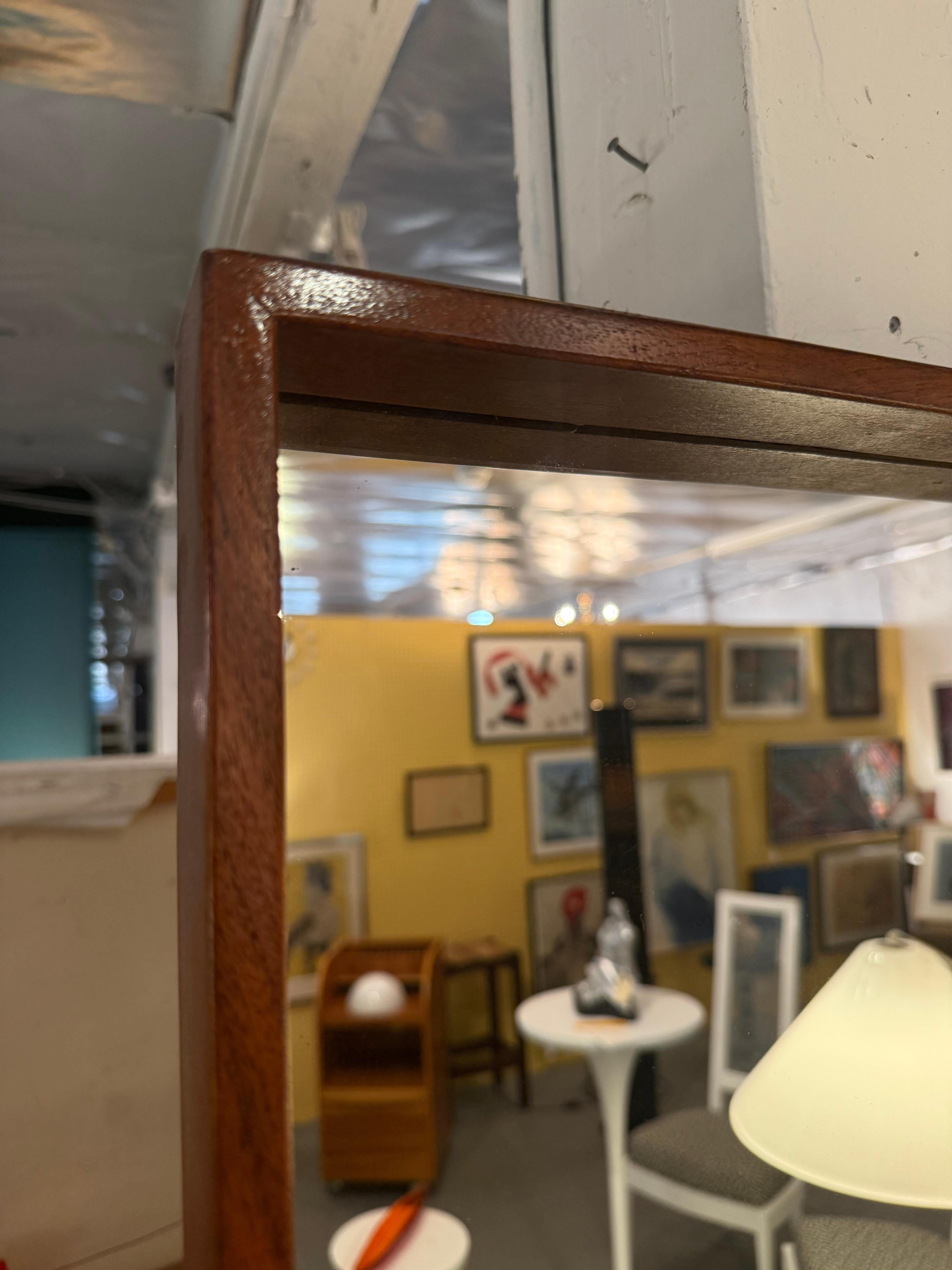 Exemple raffiné de l'artisanat scandinave, ce miroir rectangulaire en noyer de DUX incarne la simplicité intemporelle et la chaleur du design suédois du milieu du siècle. Les lignes épurées et le grain subtil du cadre en noyer soulignent l'équilibre