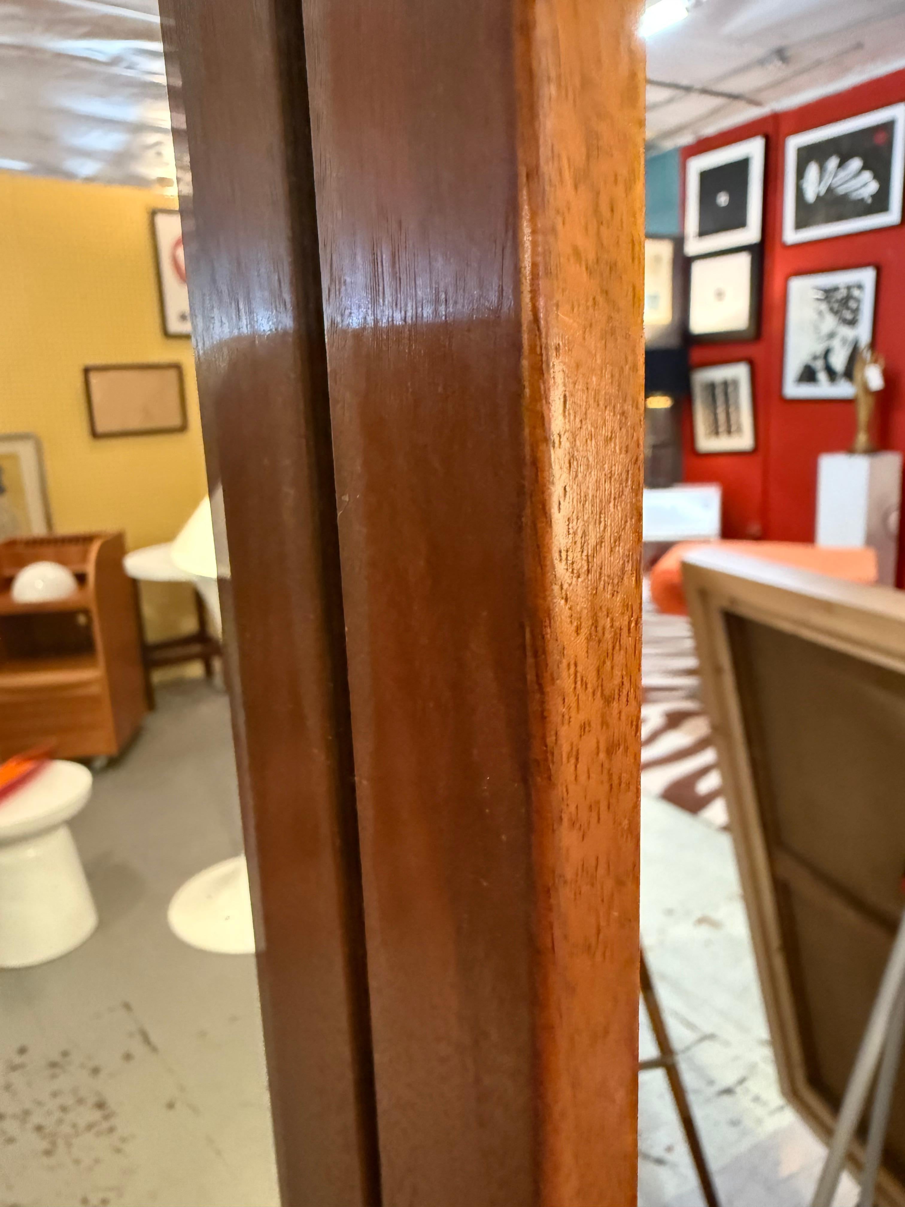 Mid-Century Modern Miroir suédois en noyer du milieu du siècle par DUX en vente