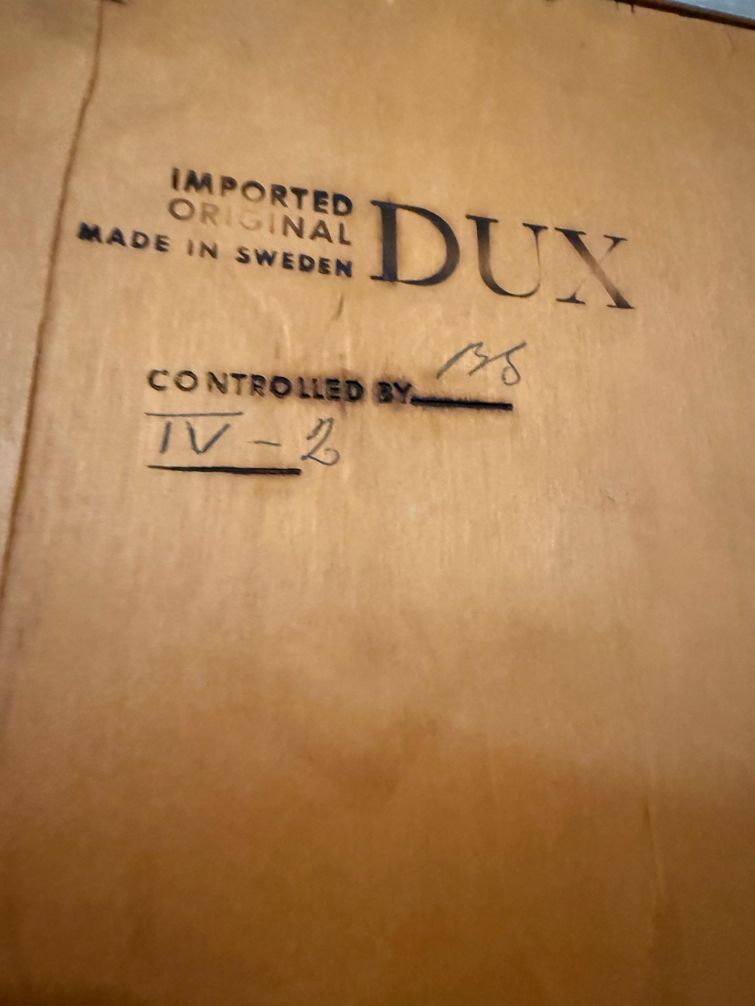 Miroir suédois en noyer du milieu du siècle par DUX Bon état - En vente à Pasadena, CA