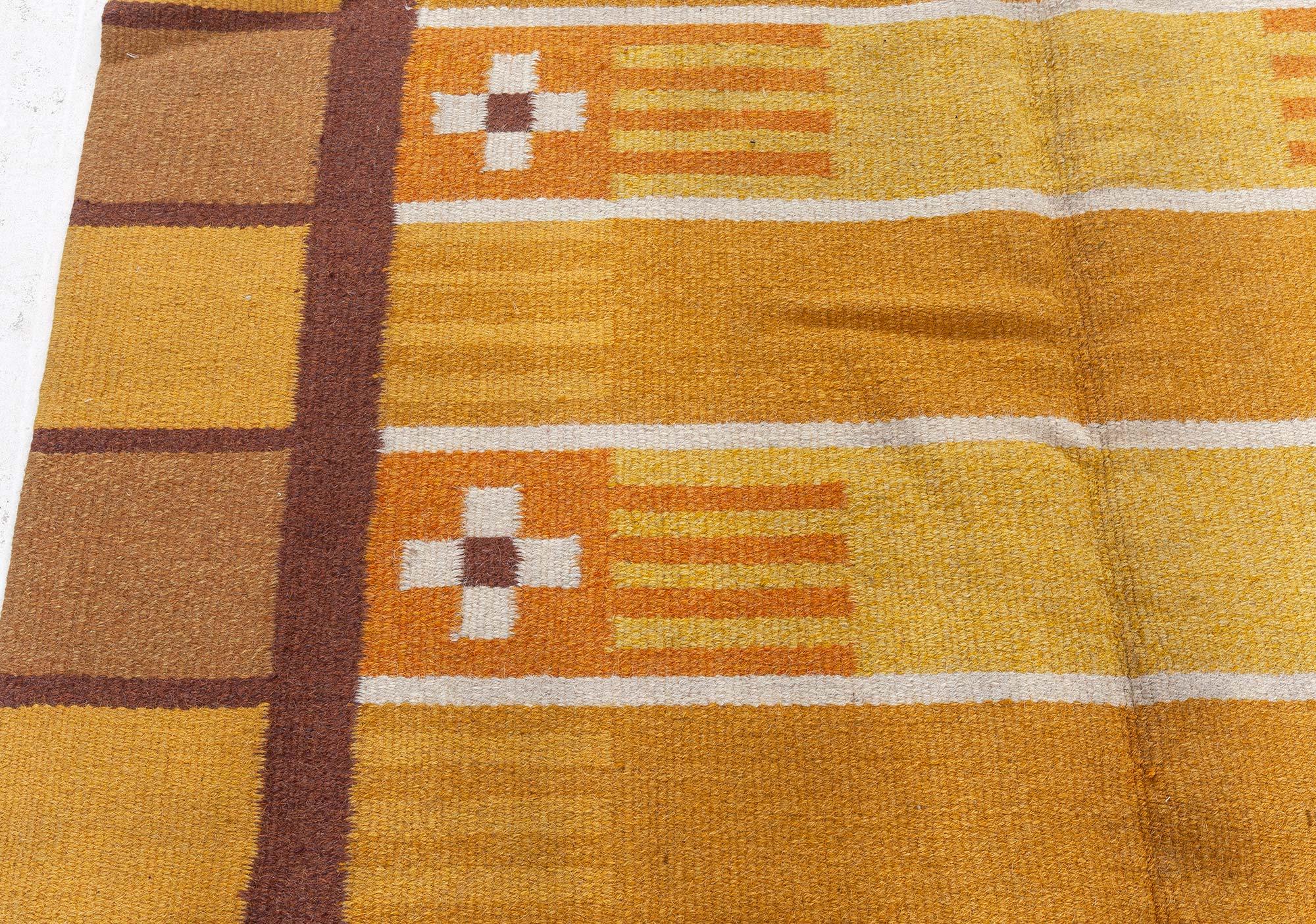 Mid-Century Modern Tapis suédois du milieu du siècle en laine tissée à la main, jaune et Brown en vente