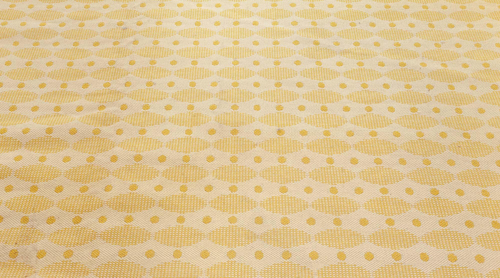 Schwedischer gelber doppelseitiger Fragmentteppich aus der Mitte des 20.
Maße: Größe: 5'7