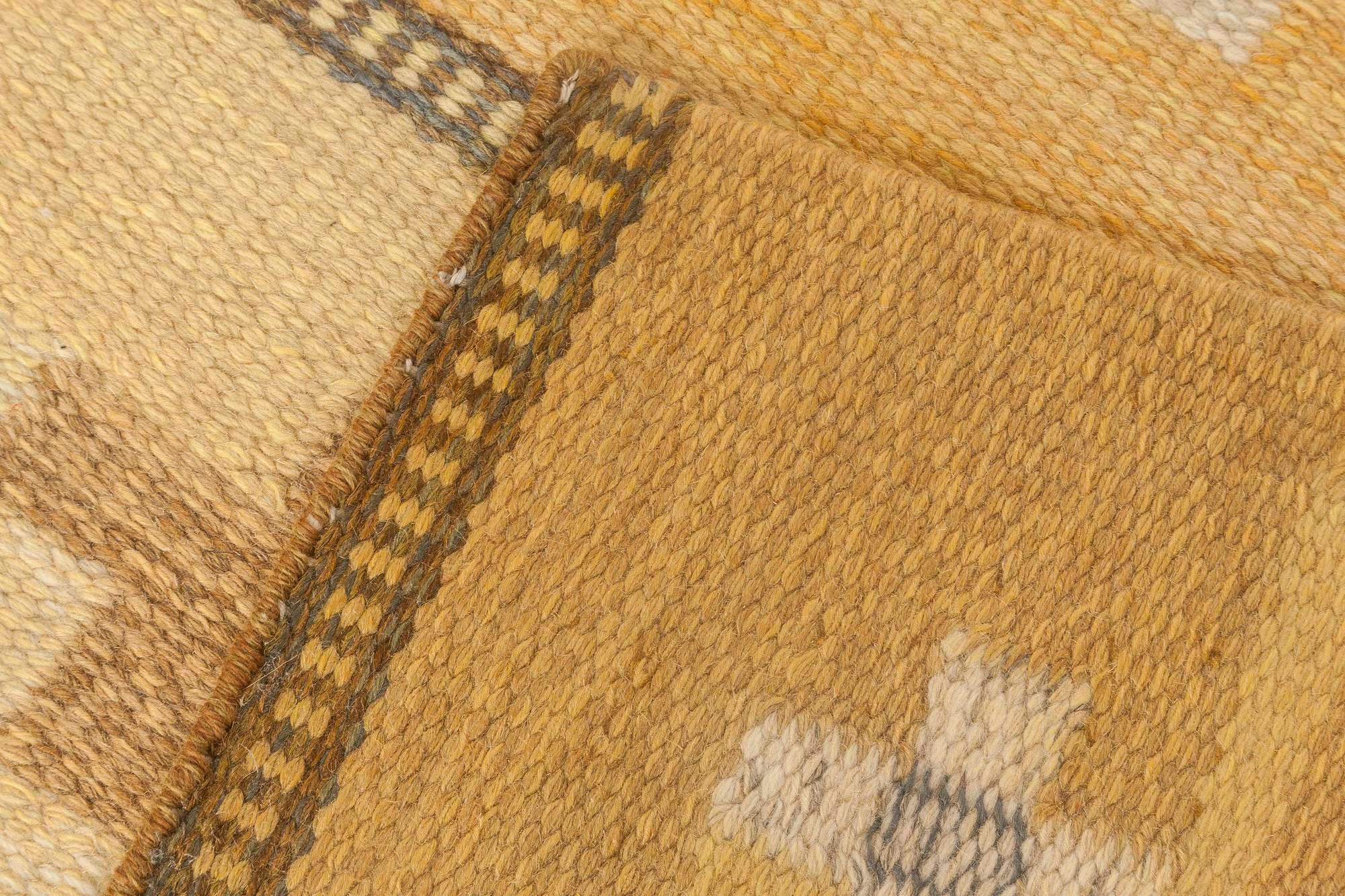 Schwedischer gelber Flachgewebe-Wollteppich von Ingegerd Silow aus der Mitte des Jahrhunderts im Angebot 3