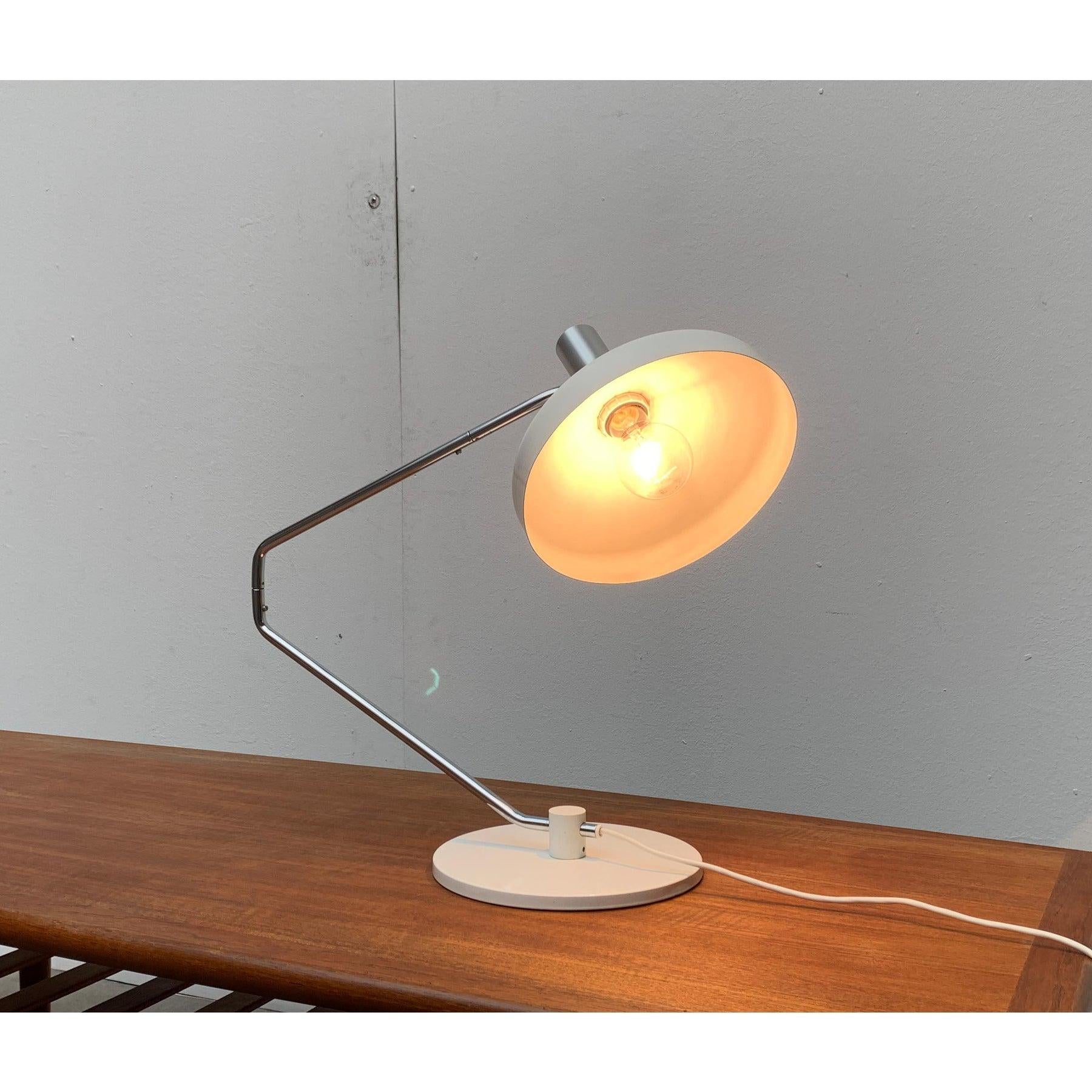 Une conception fonctionnelle avec un langage formel très concret. L'abat-jour du réflecteur est blanc, le dôme en aluminium. Au sommet du dôme se trouve un pressostat parfaitement adapté. La construction du Luminaire permet une grande flexibilité
