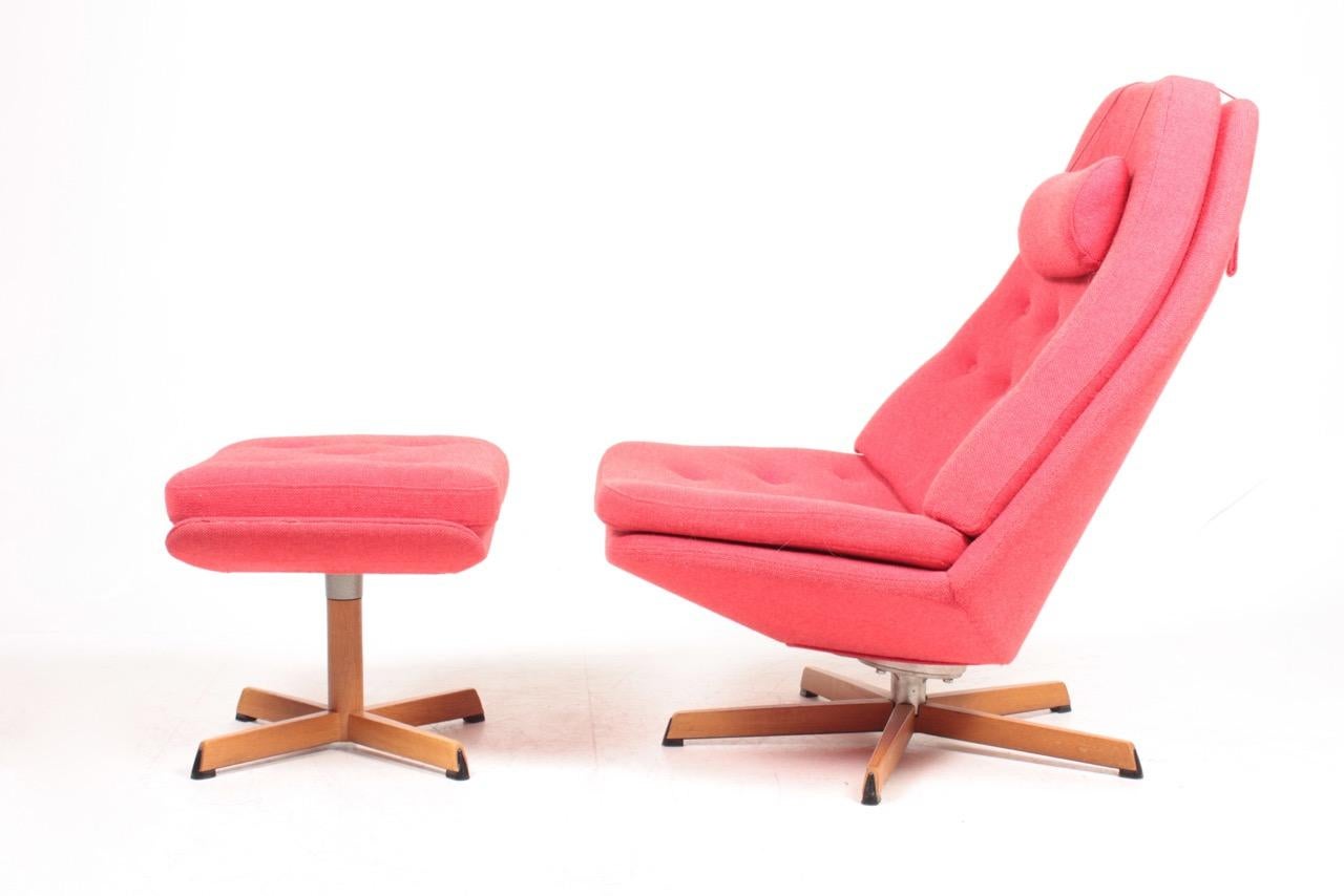 Great looking and very comfortable swivel chair with matching foot stool in fabric, designed by Danish architects Madsen & Schubell in the 1960s. Great original condition.