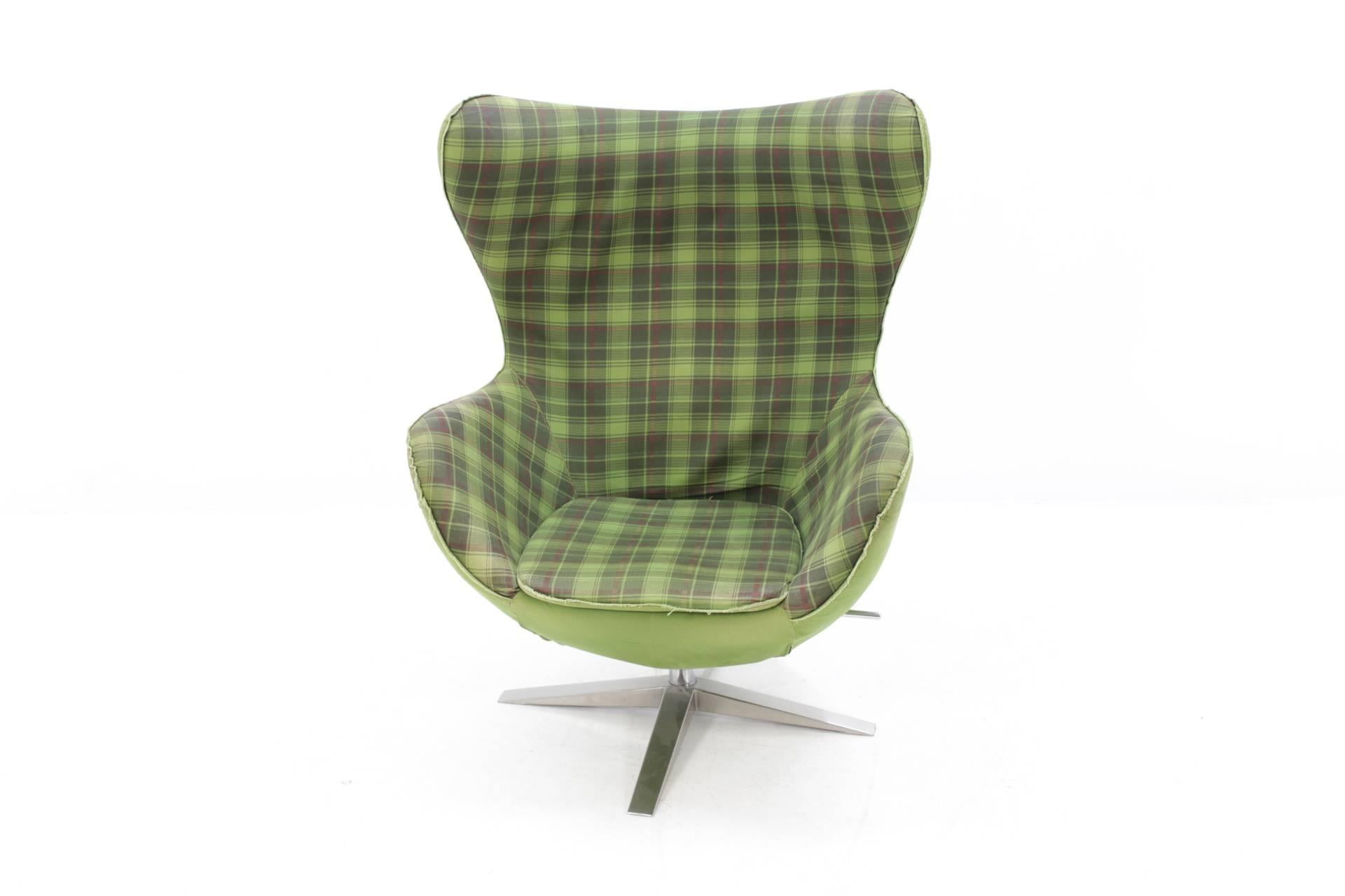 - 1990s
- original upholstery
- in style of egg chair.