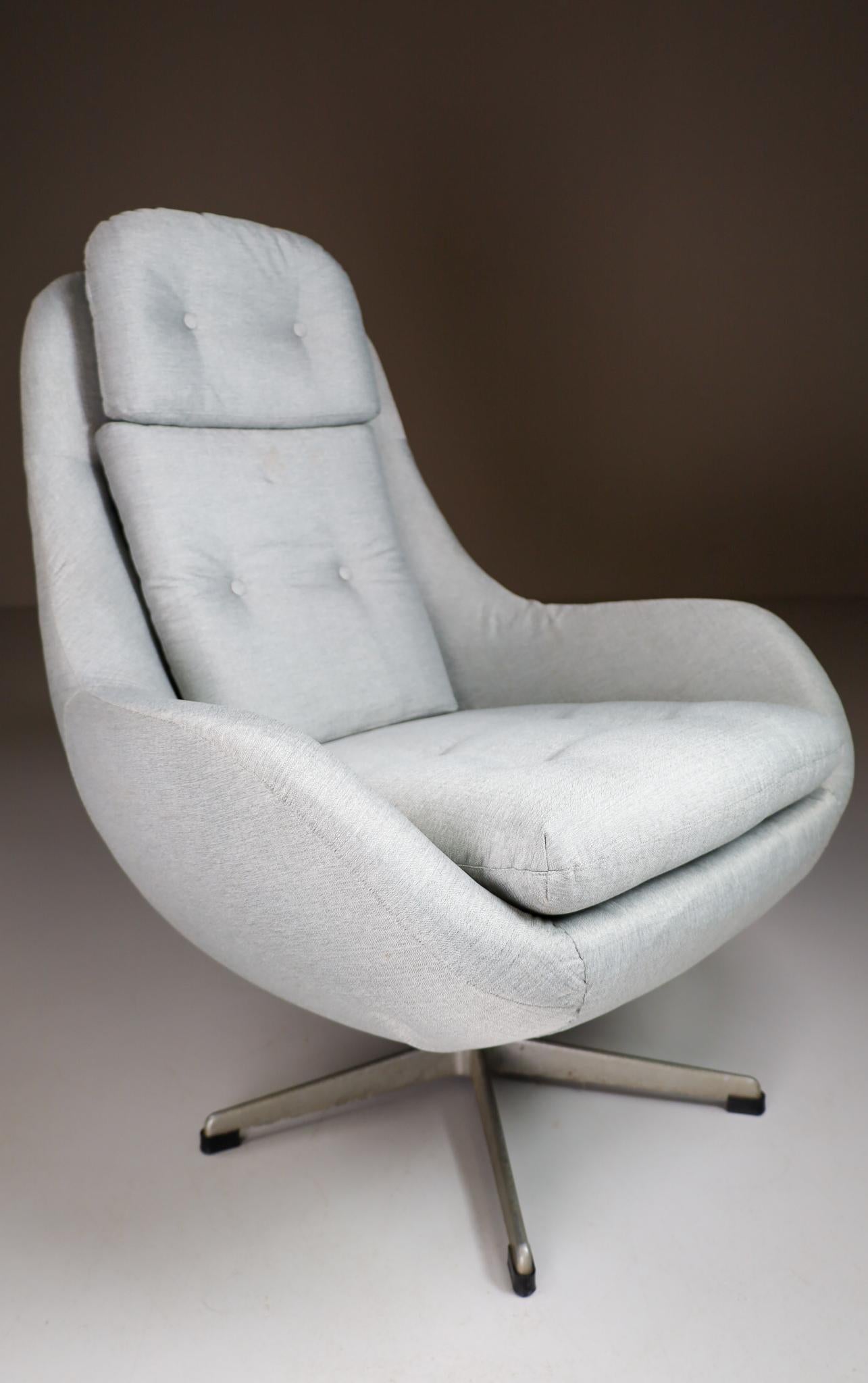 Midcentury Swivel Chair in New Reupholstered Fabric, Czech Republic 1970 In Good Condition For Sale In Almelo, NL
