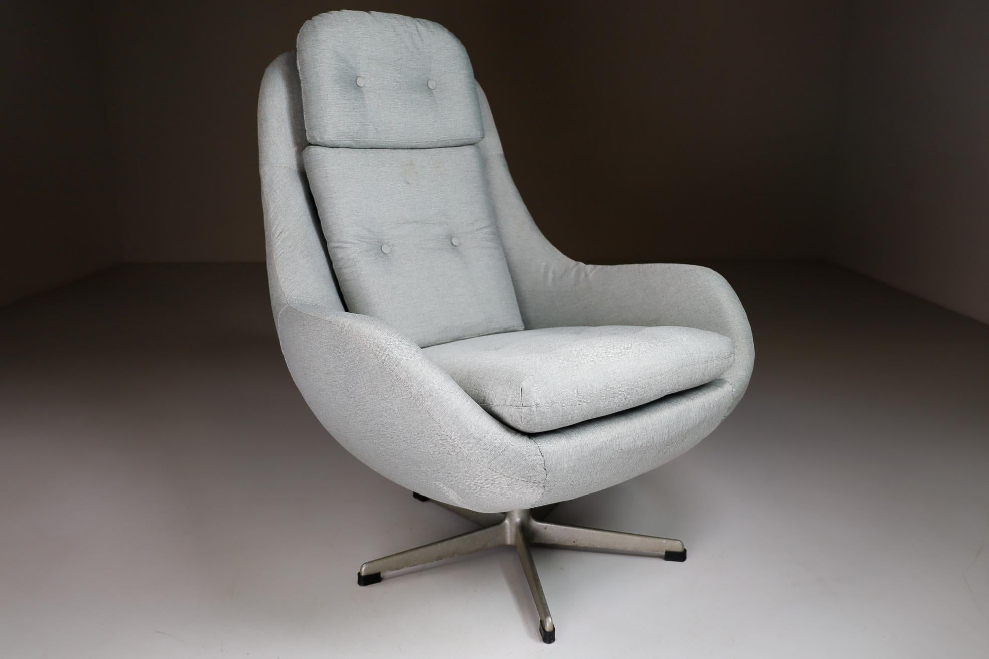 Midcentury Swivel Chair in New Reupholstered Fabric, Czech Republic 1970 For Sale 1