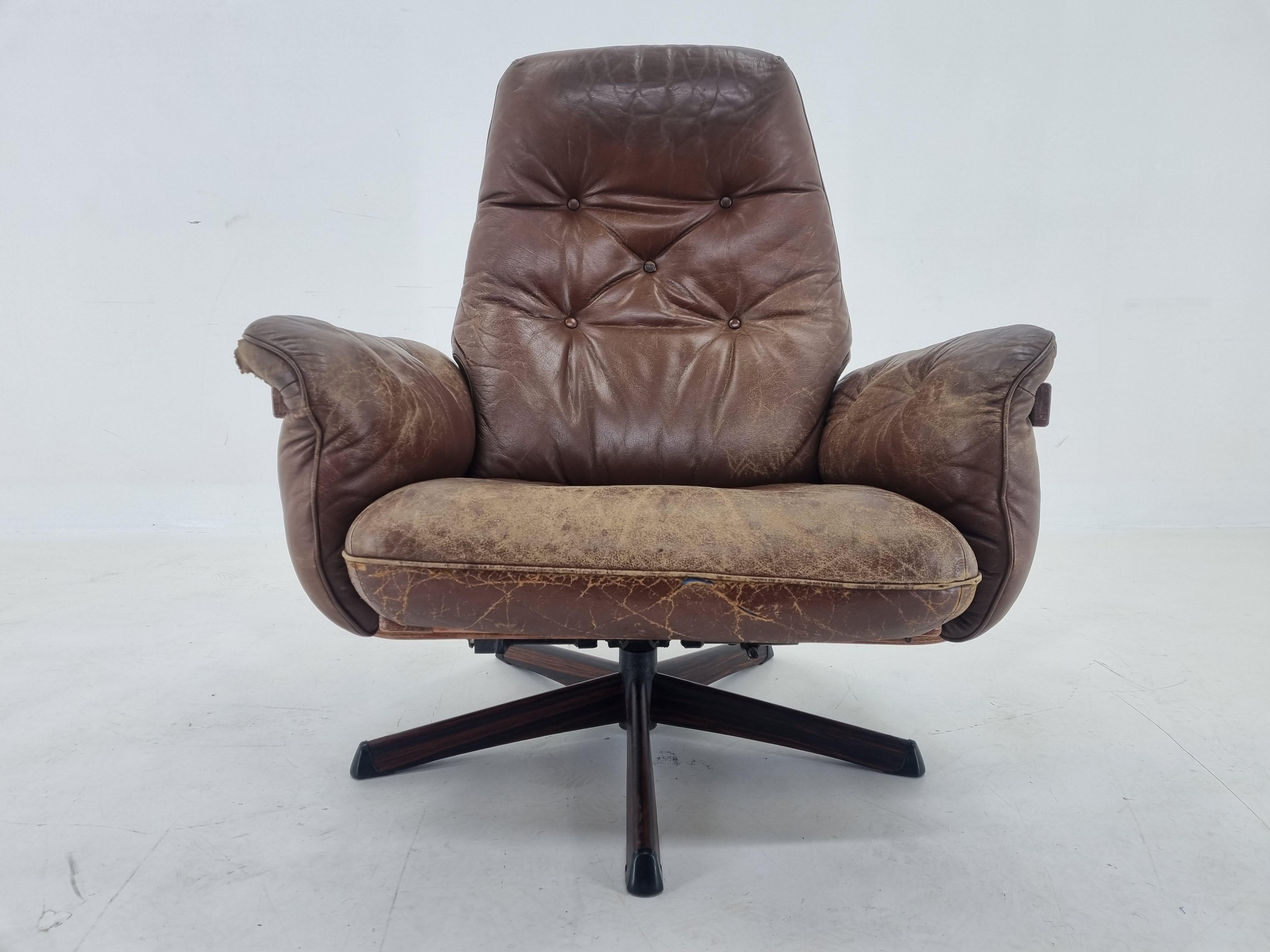 Midcentury Swivel Leather and Wood Armchair Göte Möbler Nässjö, Sweden, 1960s For Sale 3