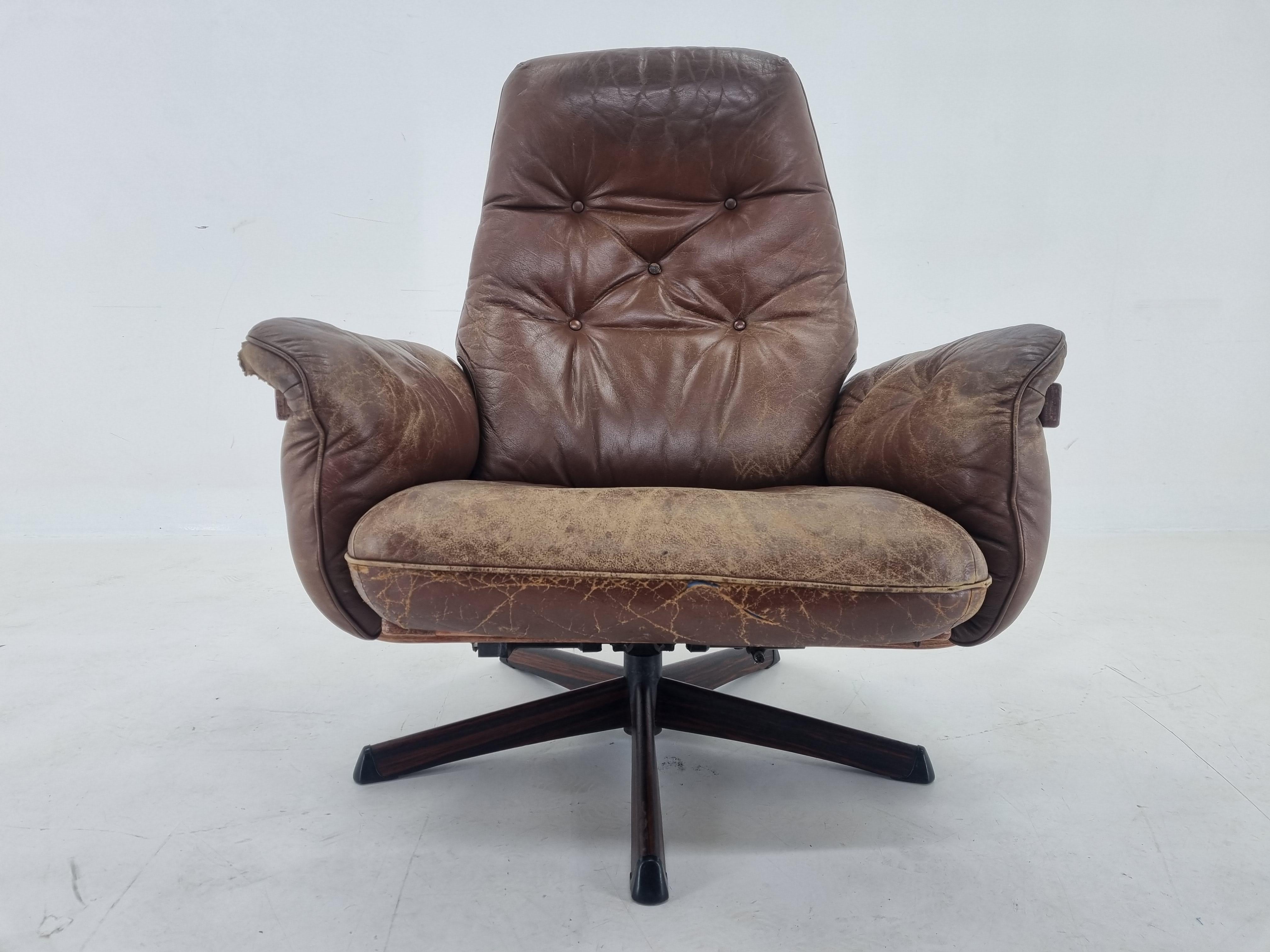 Midcentury Swivel Leather and Wood Armchair Göte Möbler Nässjö, Sweden, 1960s For Sale 4