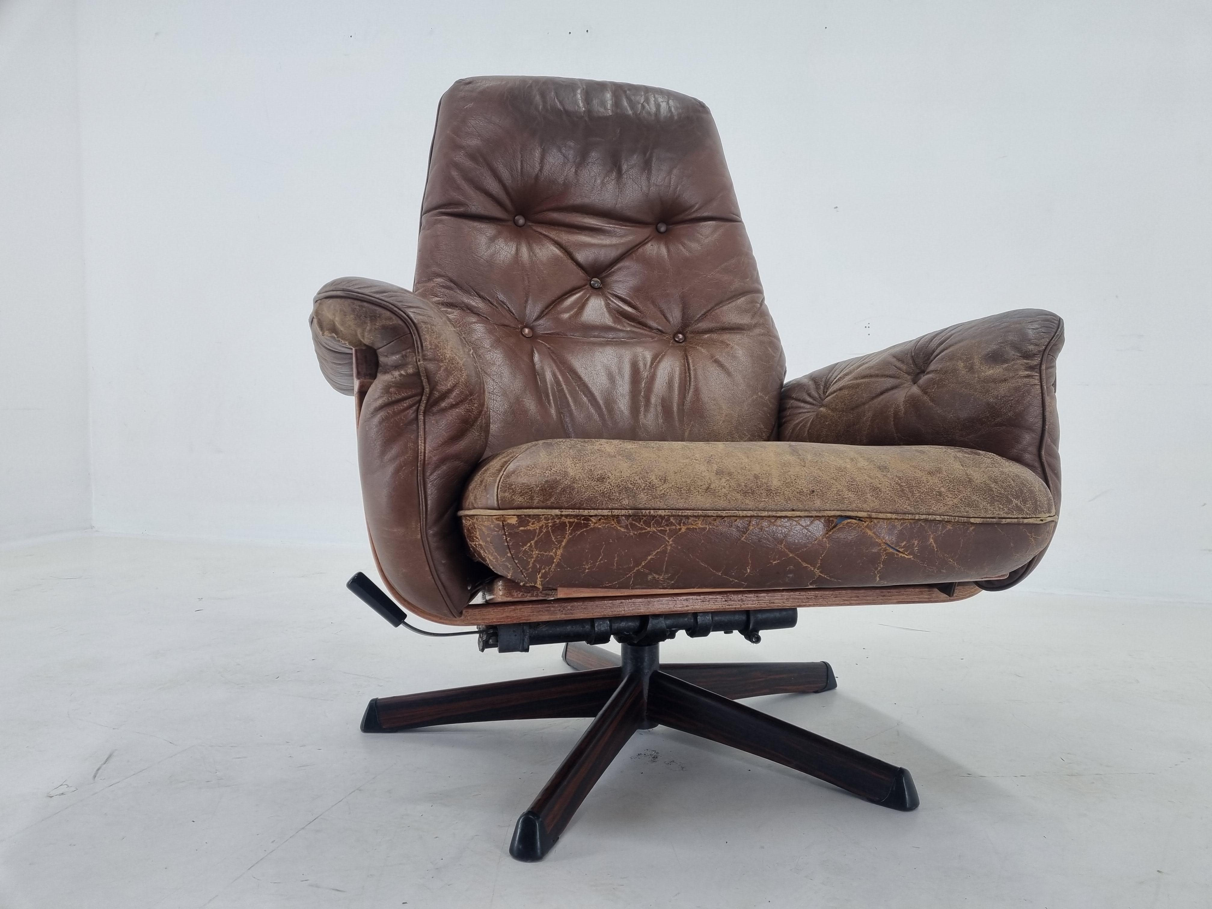Midcentury Swivel Leather and Wood Armchair Göte Möbler Nässjö, Sweden, 1960s For Sale 5