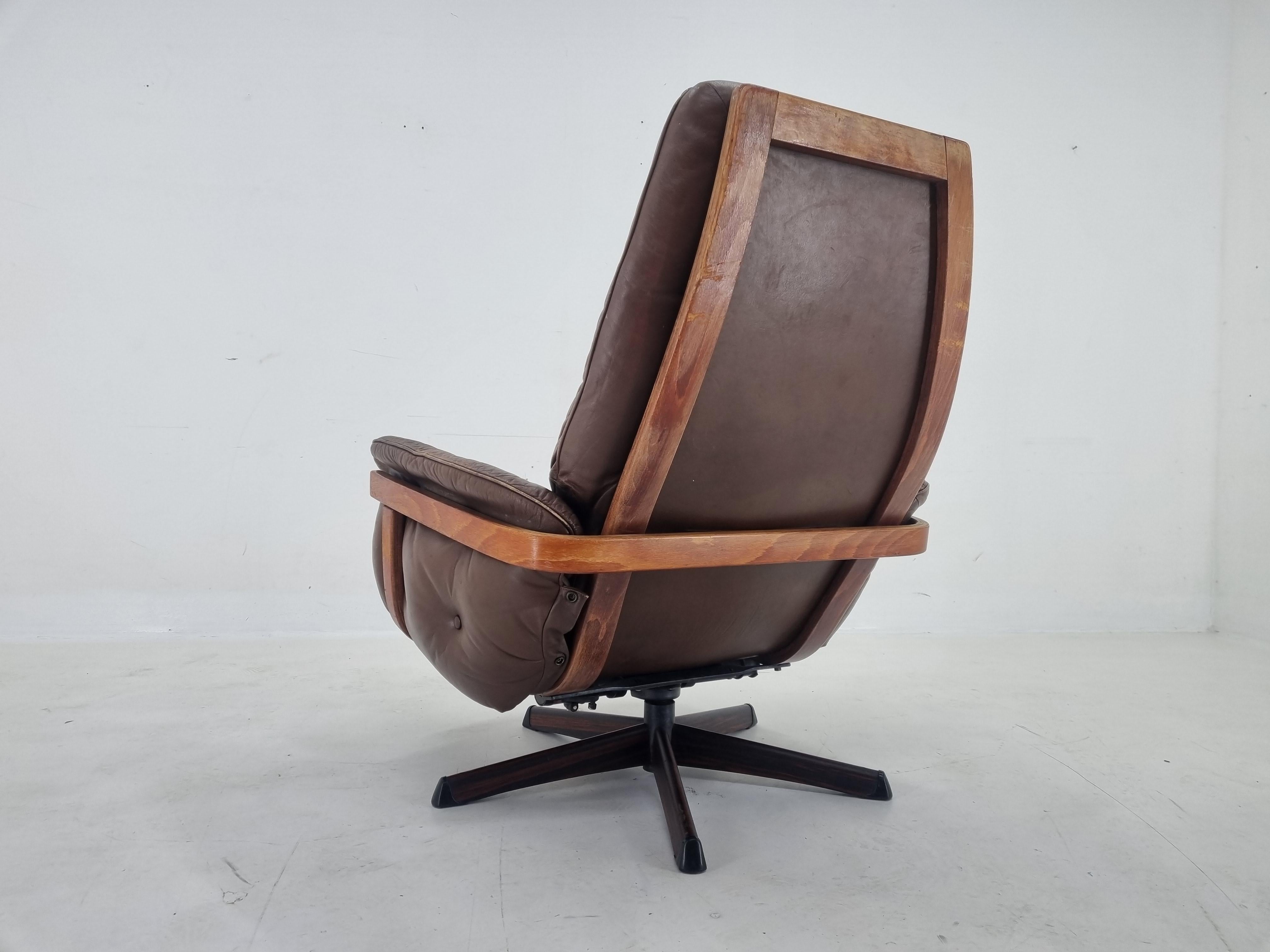 Mid-Century Modern Midcentury Swivel Leather and Wood Armchair Göte Möbler Nässjö, Sweden, 1960s For Sale
