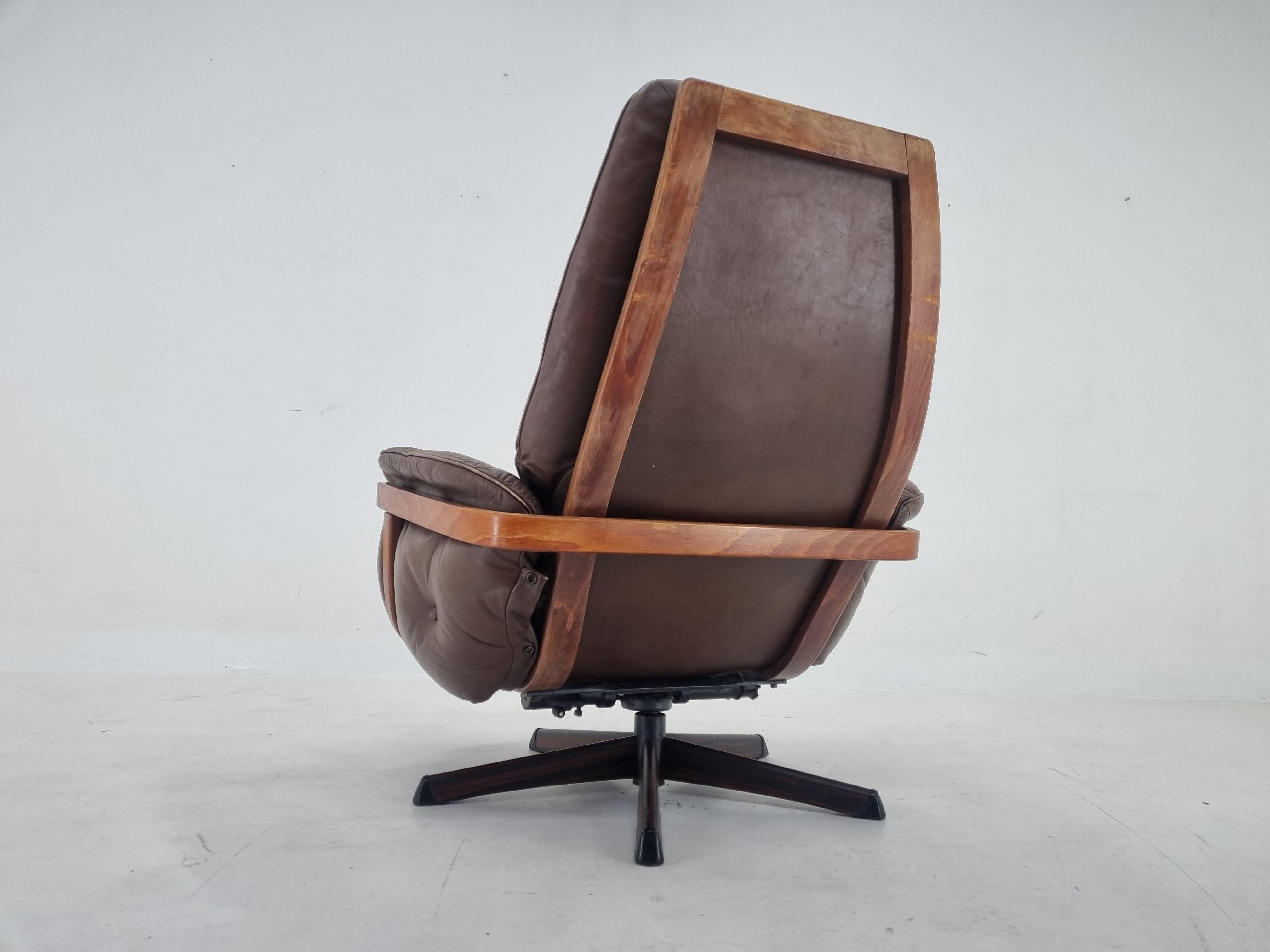 Swedish Midcentury Swivel Leather and Wood Armchair Göte Möbler Nässjö, Sweden, 1960s For Sale