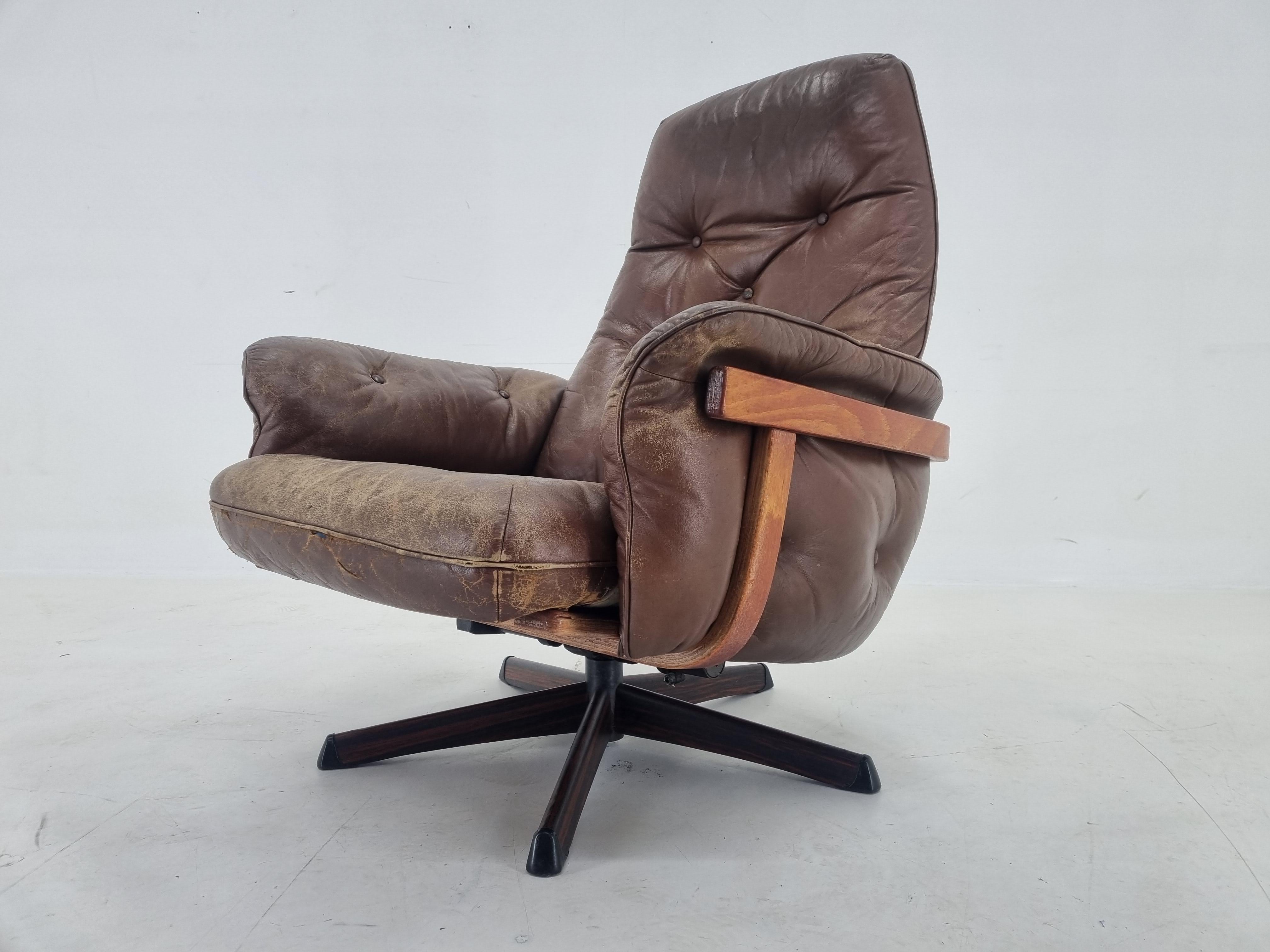 Midcentury Swivel Leather and Wood Armchair Göte Möbler Nässjö, Sweden, 1960s In Good Condition For Sale In Praha, CZ
