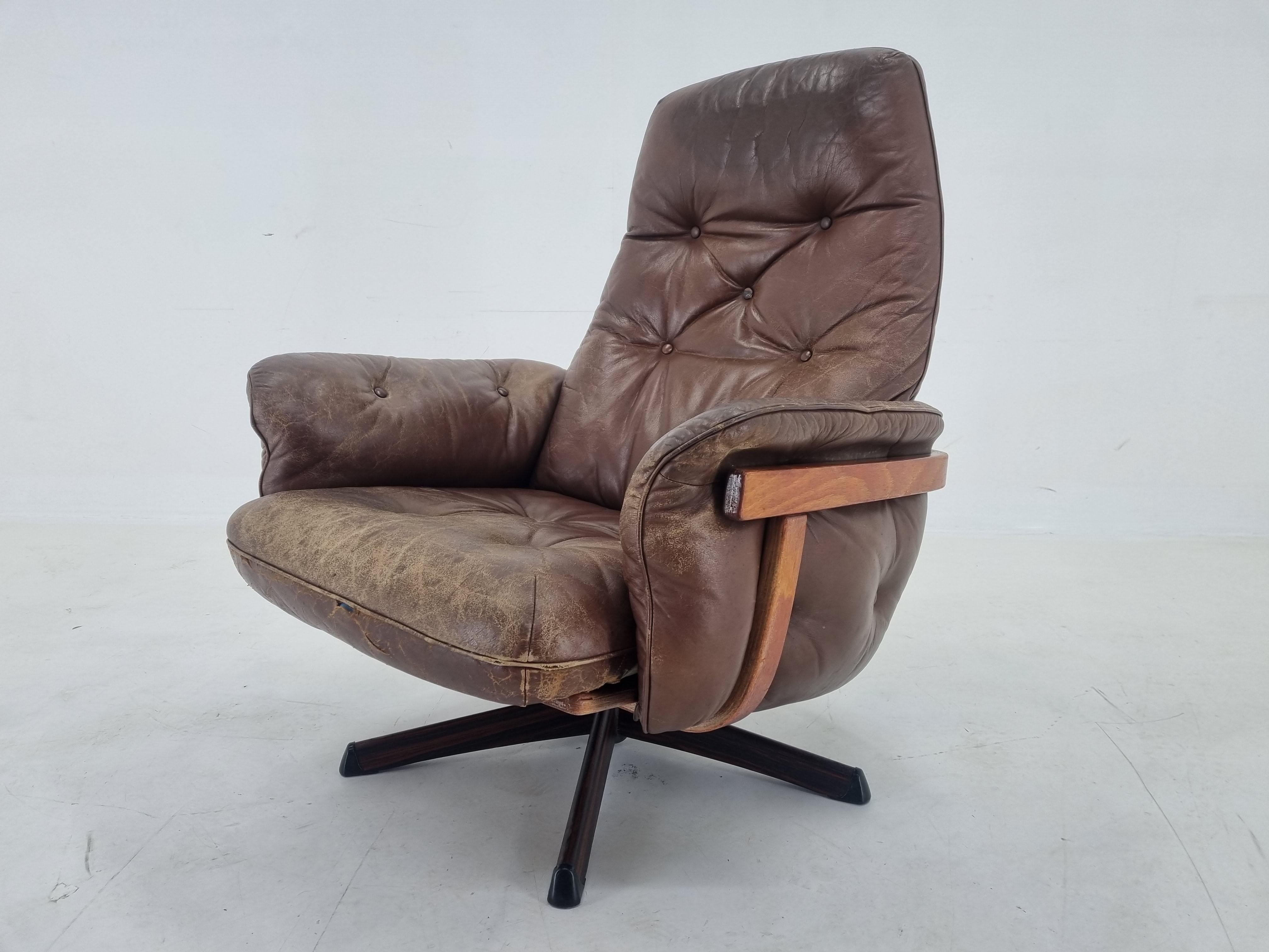 Mid-20th Century Midcentury Swivel Leather and Wood Armchair Göte Möbler Nässjö, Sweden, 1960s For Sale