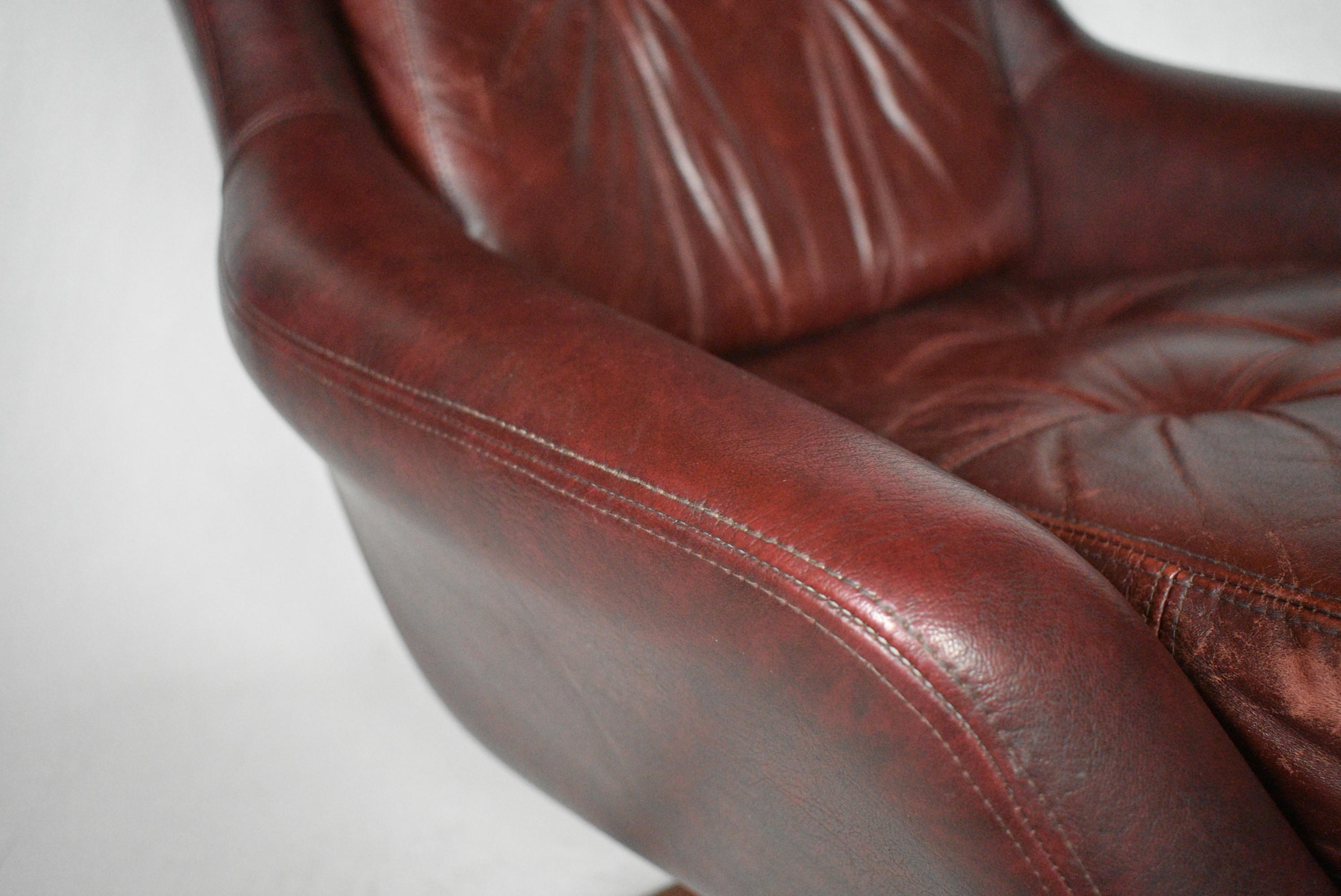 This leather lounge chair was manufactured in 1970s by a Finnish company Peem.
- Cleaned
- Made of leather, metal.