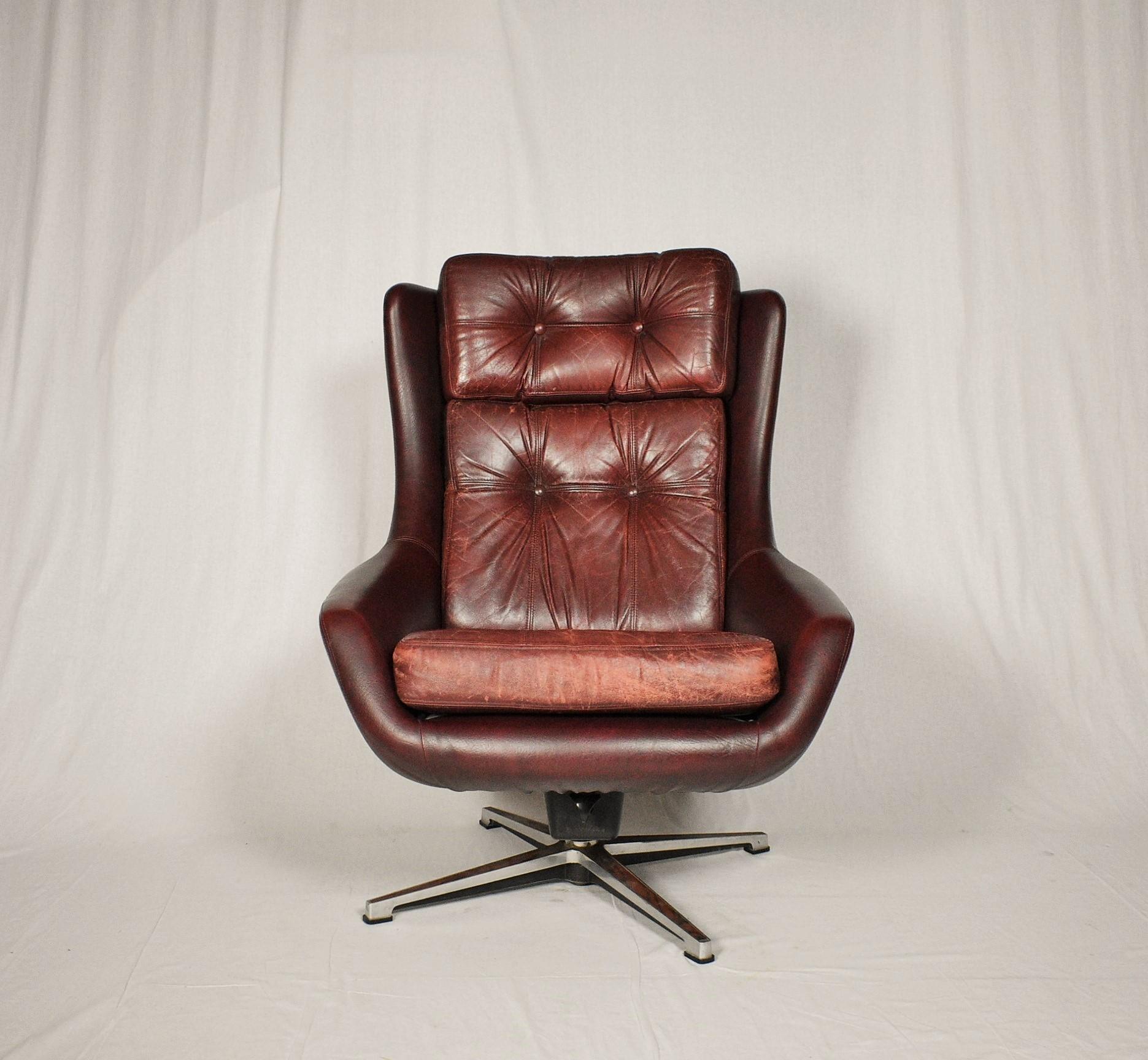 Scandinavian Modern Midcentury Swivel Leather Armchair, Peem, Finland, 1970s