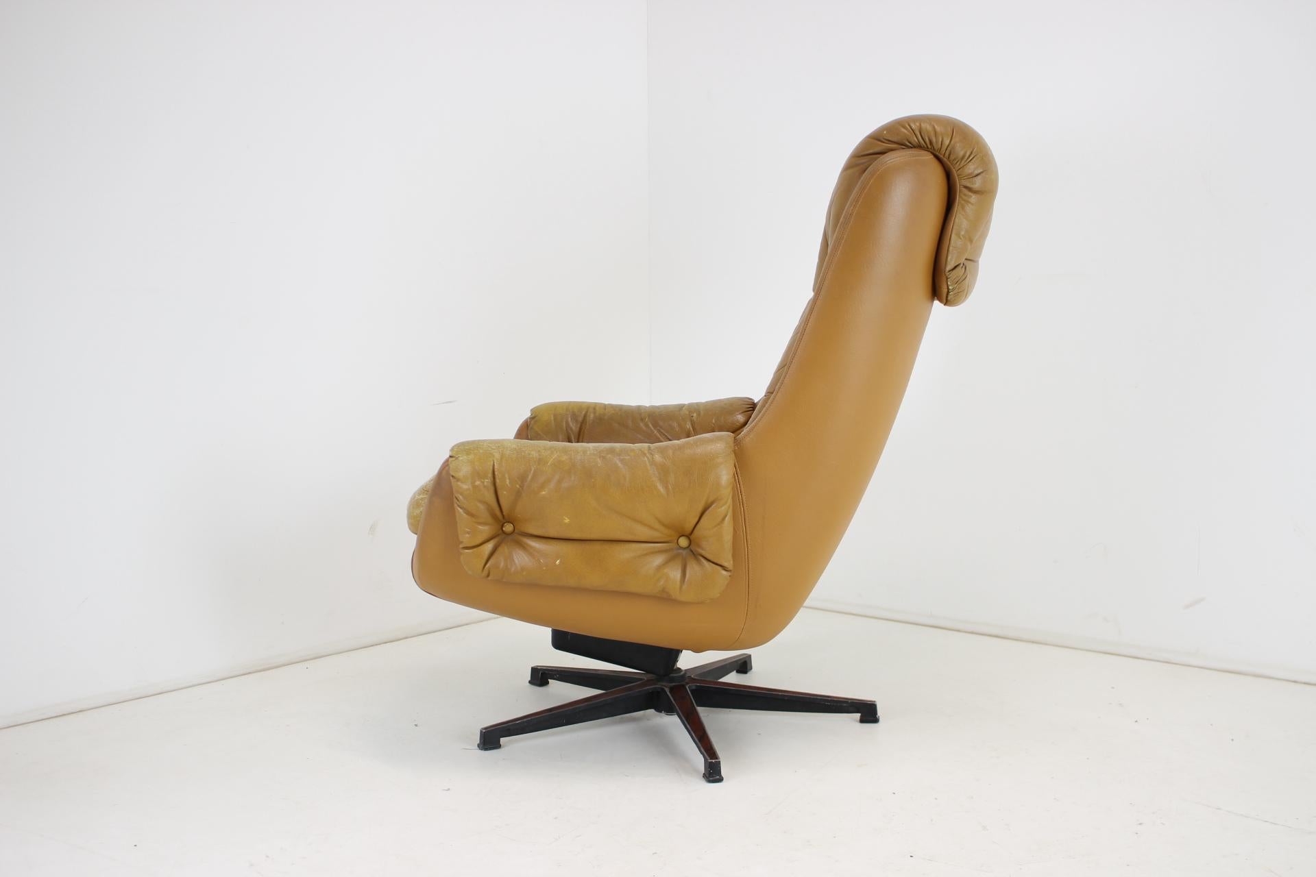Mid-Century Modern Midcentury Swivel Leather Armchair, Peem, Finland, 1970s For Sale