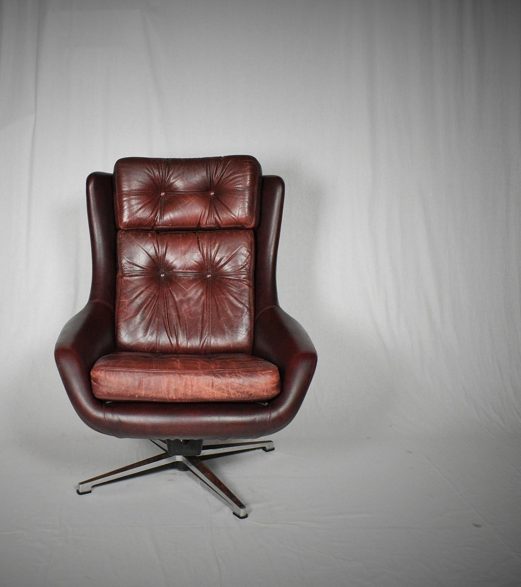 Finnish Midcentury Swivel Leather Armchair, Peem, Finland, 1970s