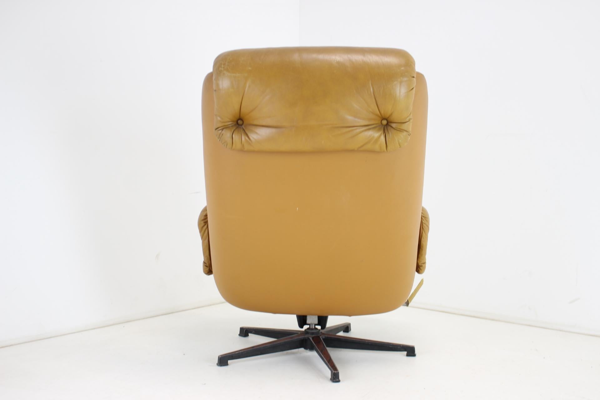 Finnish Midcentury Swivel Leather Armchair, Peem, Finland, 1970s For Sale