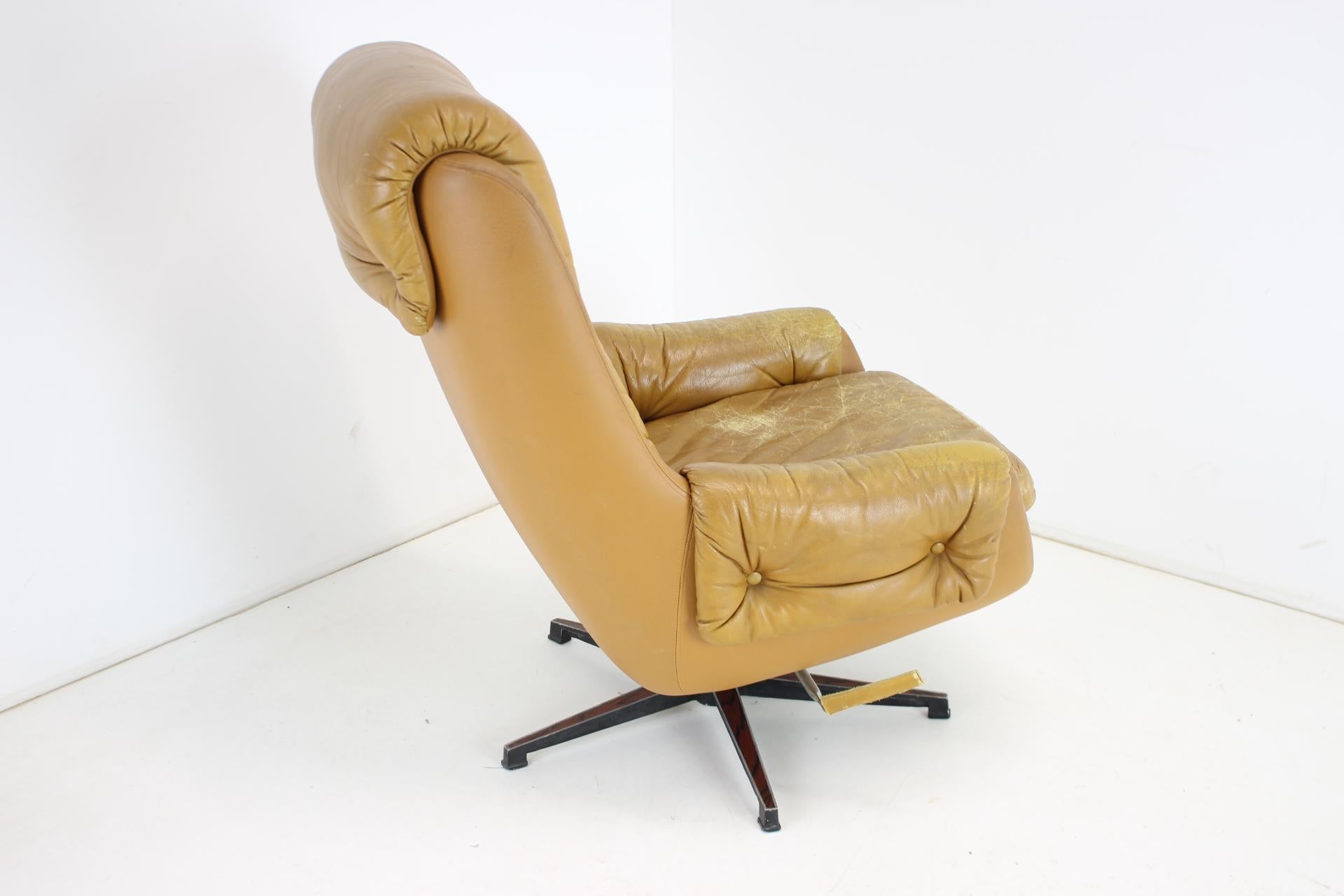 Midcentury Swivel Leather Armchair, Peem, Finland, 1970s In Good Condition For Sale In Praha, CZ