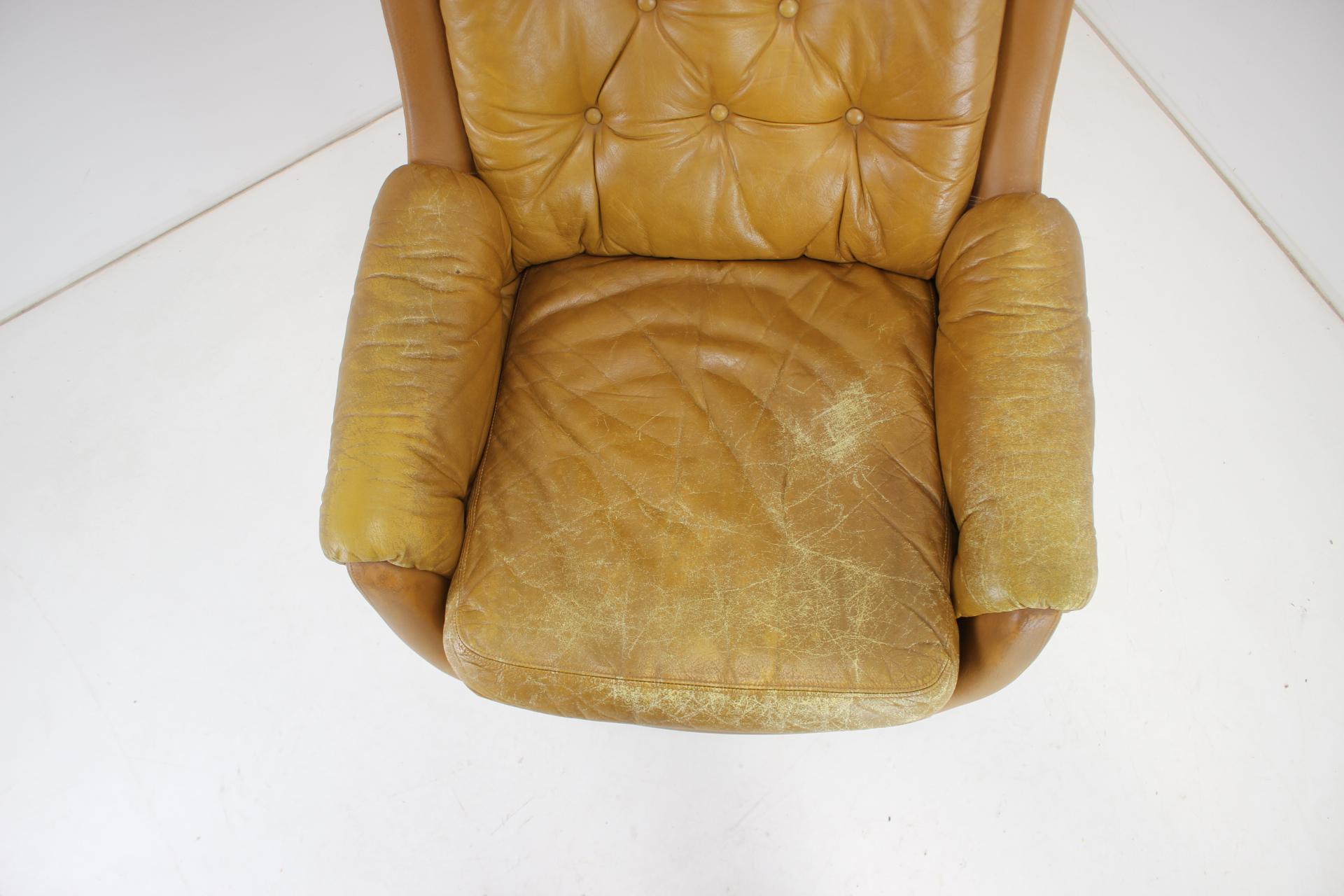 Late 20th Century Midcentury Swivel Leather Armchair, Peem, Finland, 1970s For Sale