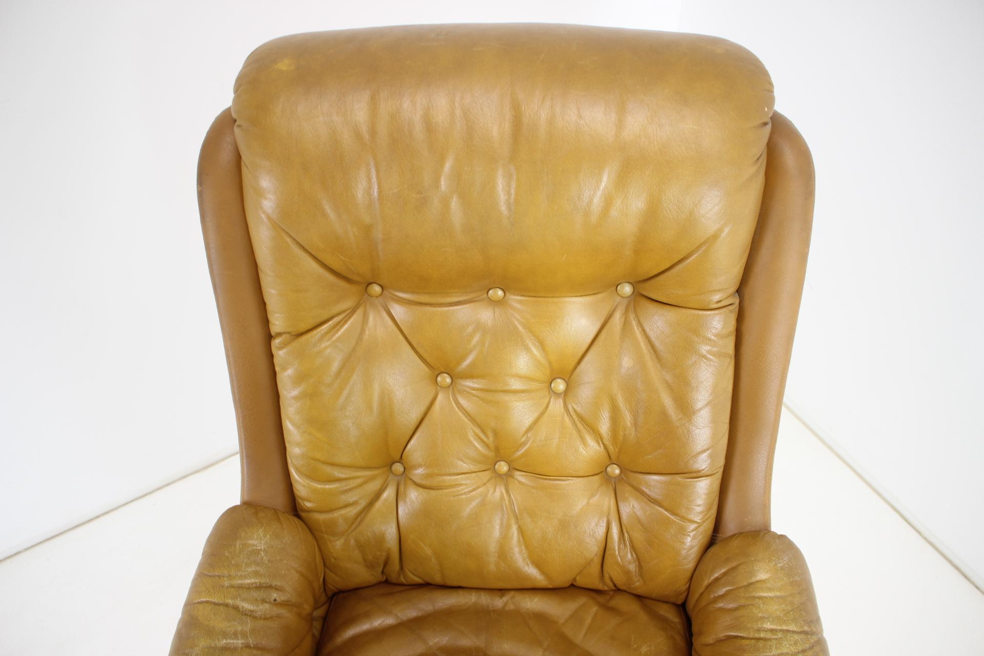 Midcentury Swivel Leather Armchair, Peem, Finland, 1970s For Sale 1