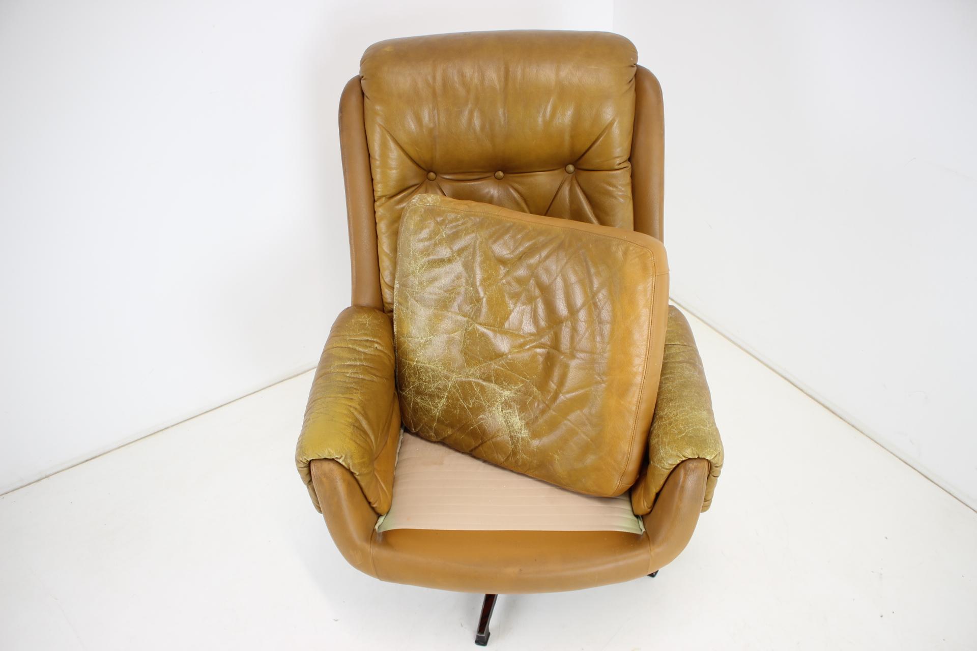 Midcentury Swivel Leather Armchair, Peem, Finland, 1970s For Sale 2