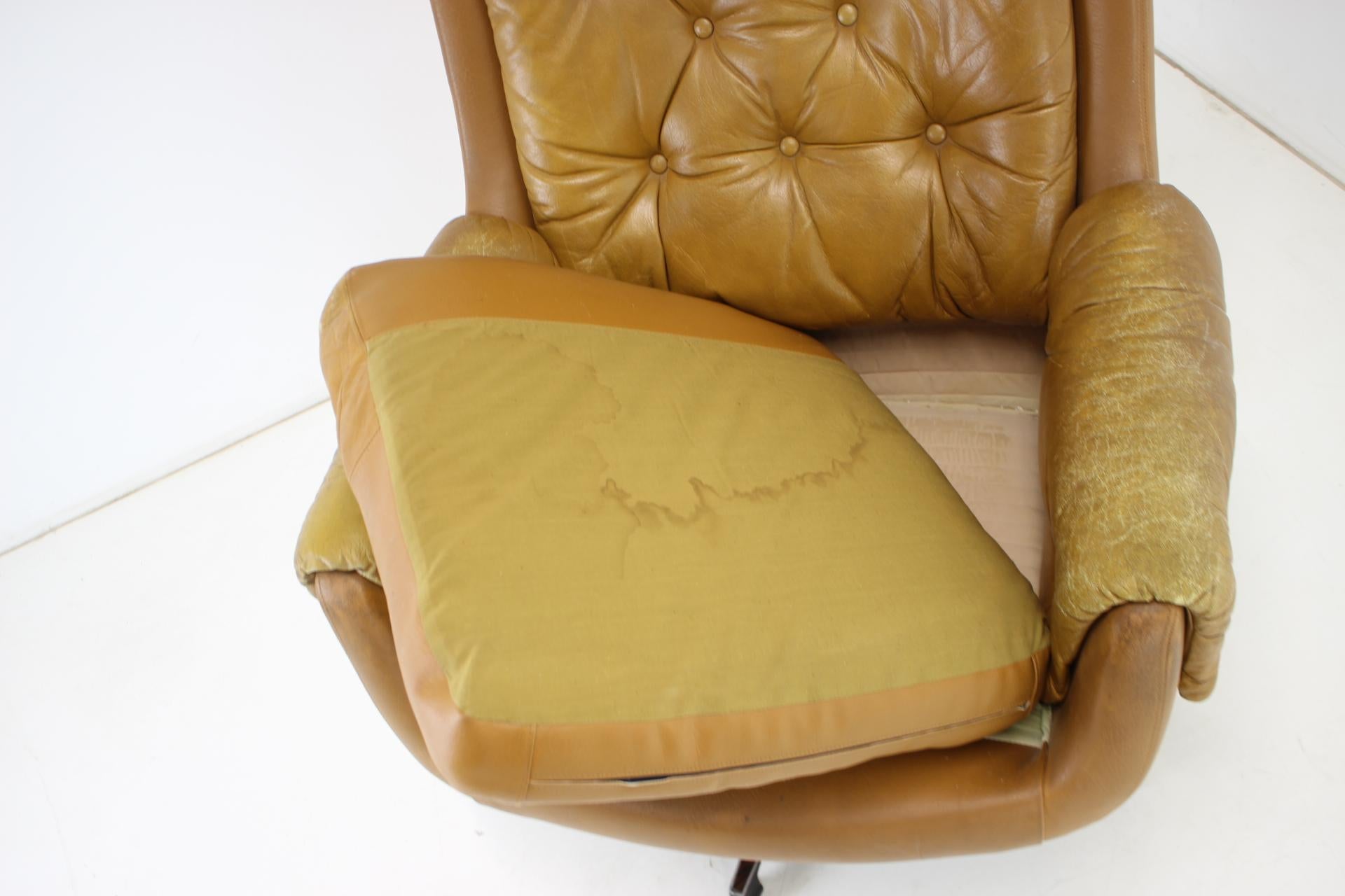 Midcentury Swivel Leather Armchair, Peem, Finland, 1970s For Sale 3