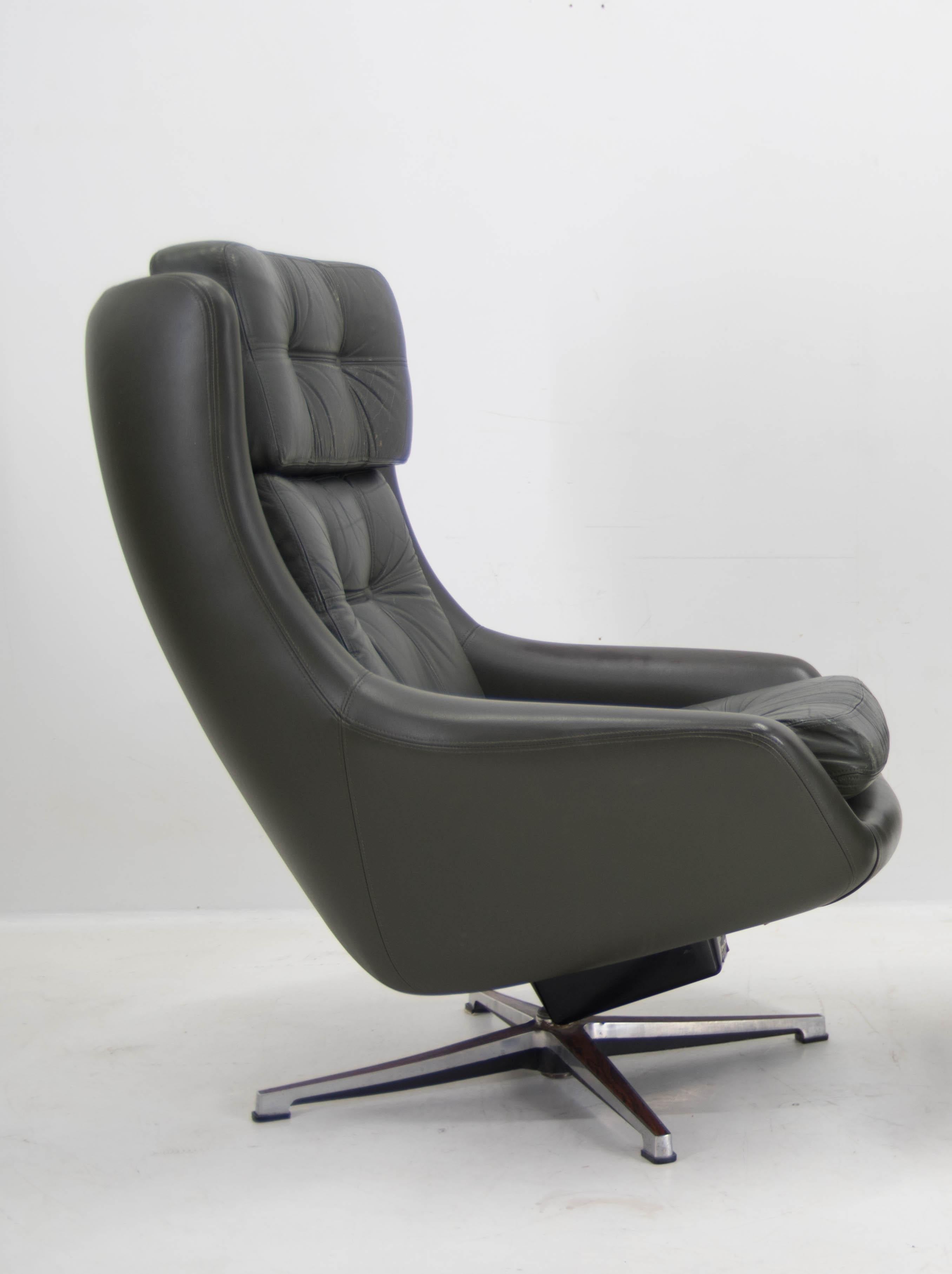 Rehaussez votre intérieur avec cette chaise longue Peem, véritable icône du design moderne du milieu du siècle dernier. Doté d'une silhouette sculpturale à haut dossier et d'un rembourrage profond en cuir vert foncé élégant, ce meuble allie