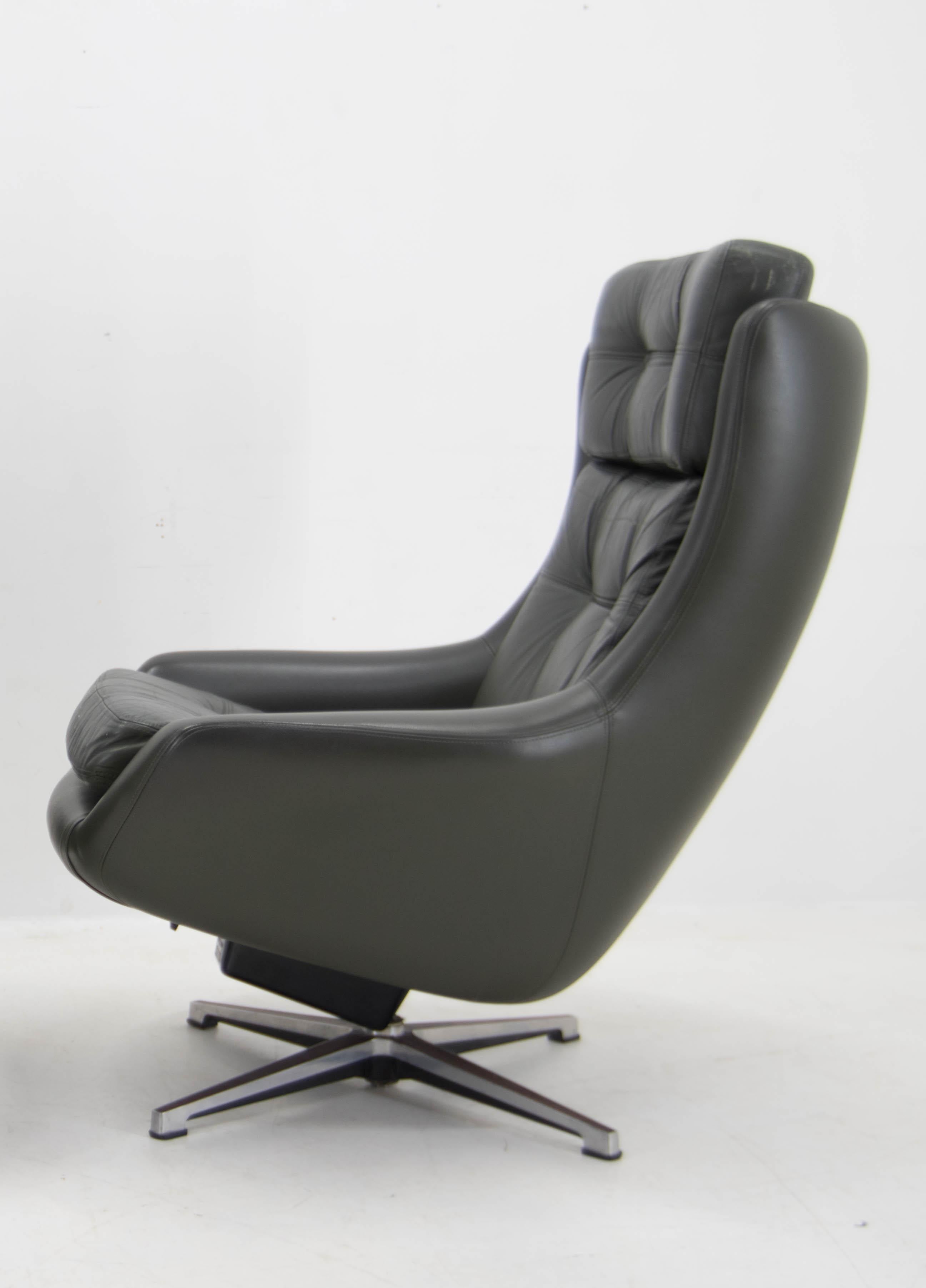 Eleva tu interior con este llamativo sillón Peem, un auténtico icono del diseño moderno de mediados de siglo. Con una escultural silueta de respaldo alto y una tapicería profundamente acolchada en elegante piel verde oscuro, esta pieza equilibra a