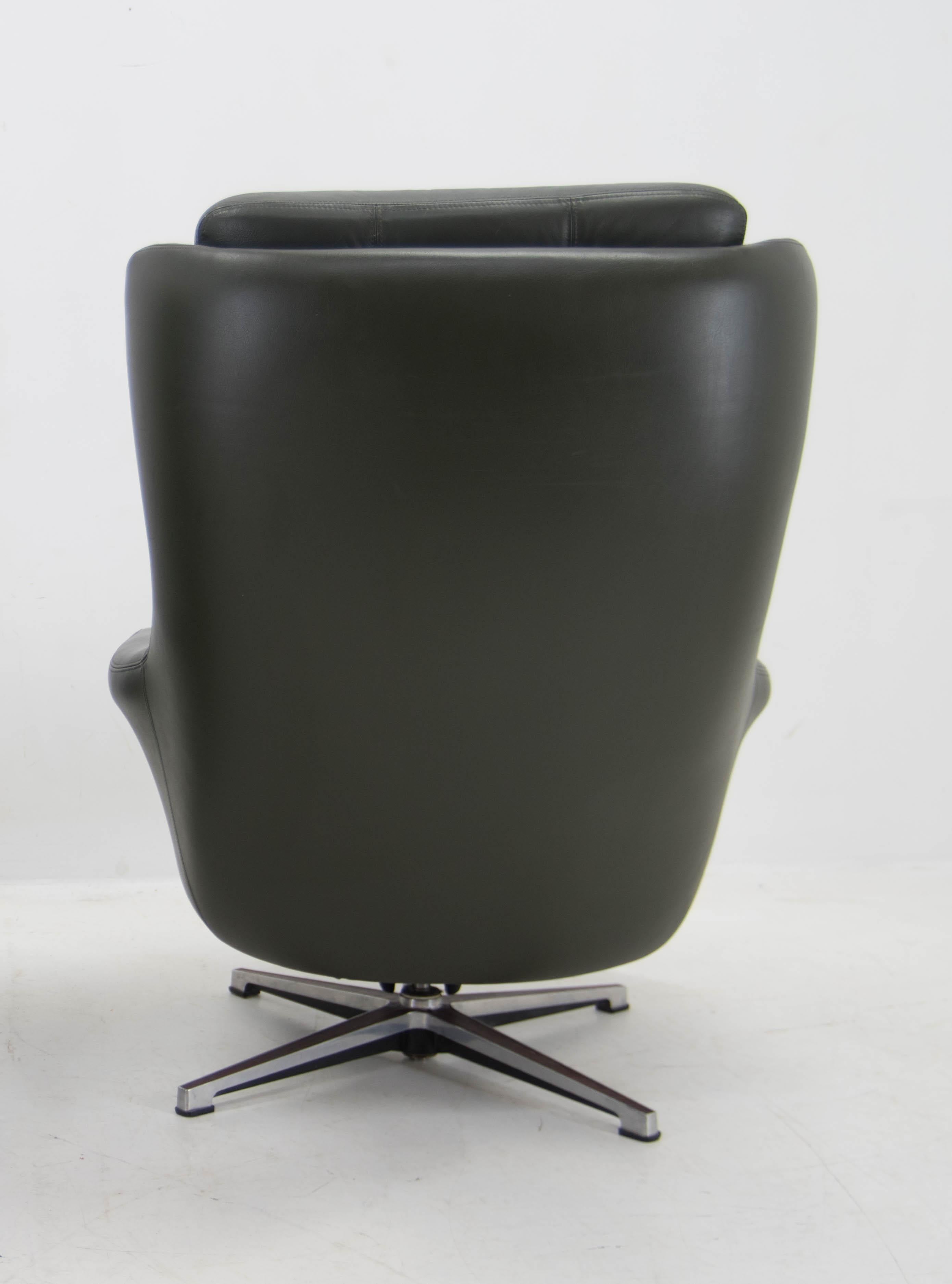 Sillón mecedora giratorio de mediados de siglo, Peem, Finlandia, 1970 en Bueno estado para la venta en Praha, CZ