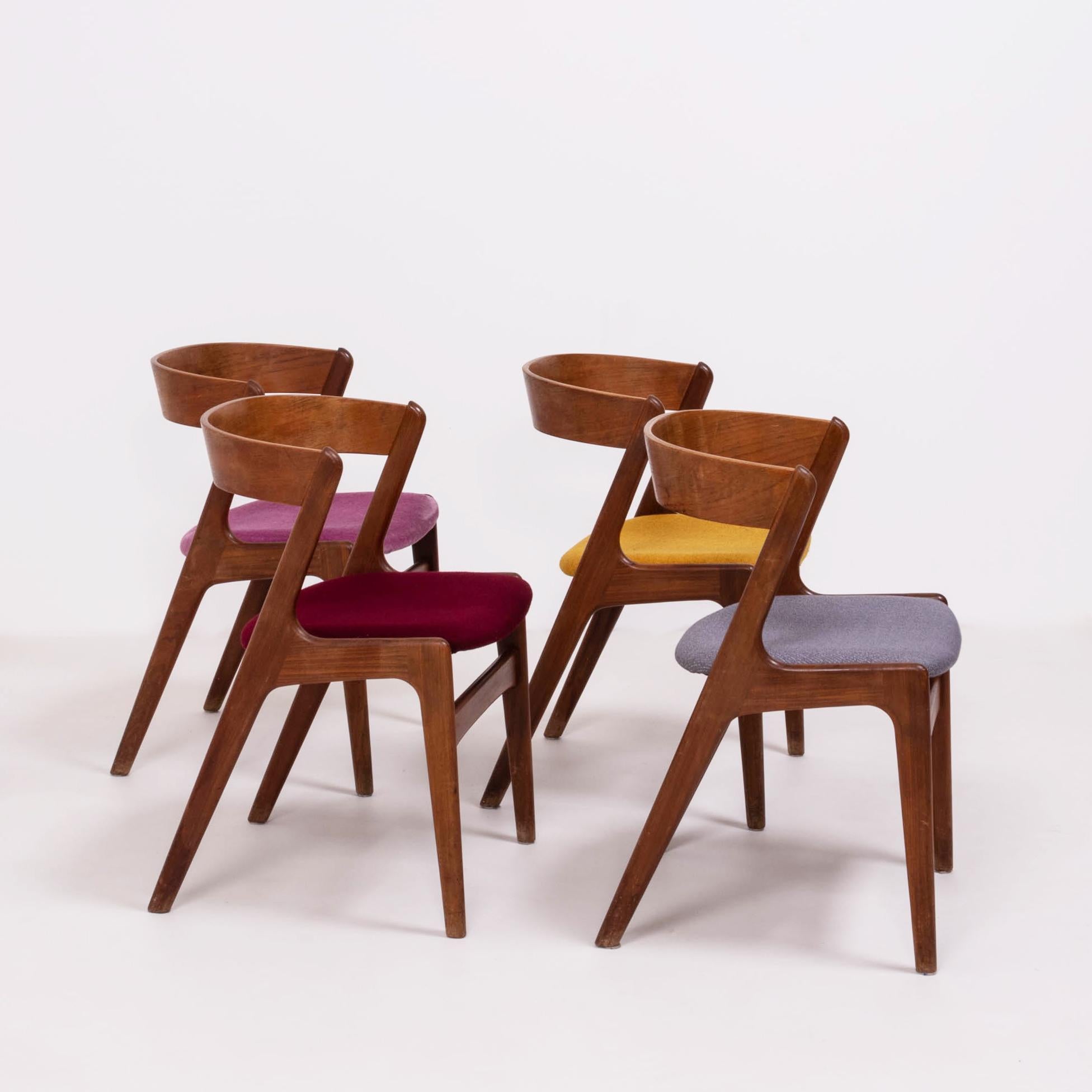Exemplifying Mid-Century Modern design, this set of four T21 fire chairs designed by Korup combine sleek curves with angular lines to create an iconic silhouette.

Constructed with solid teak wood bases, the chairs have curved wooden backrests and