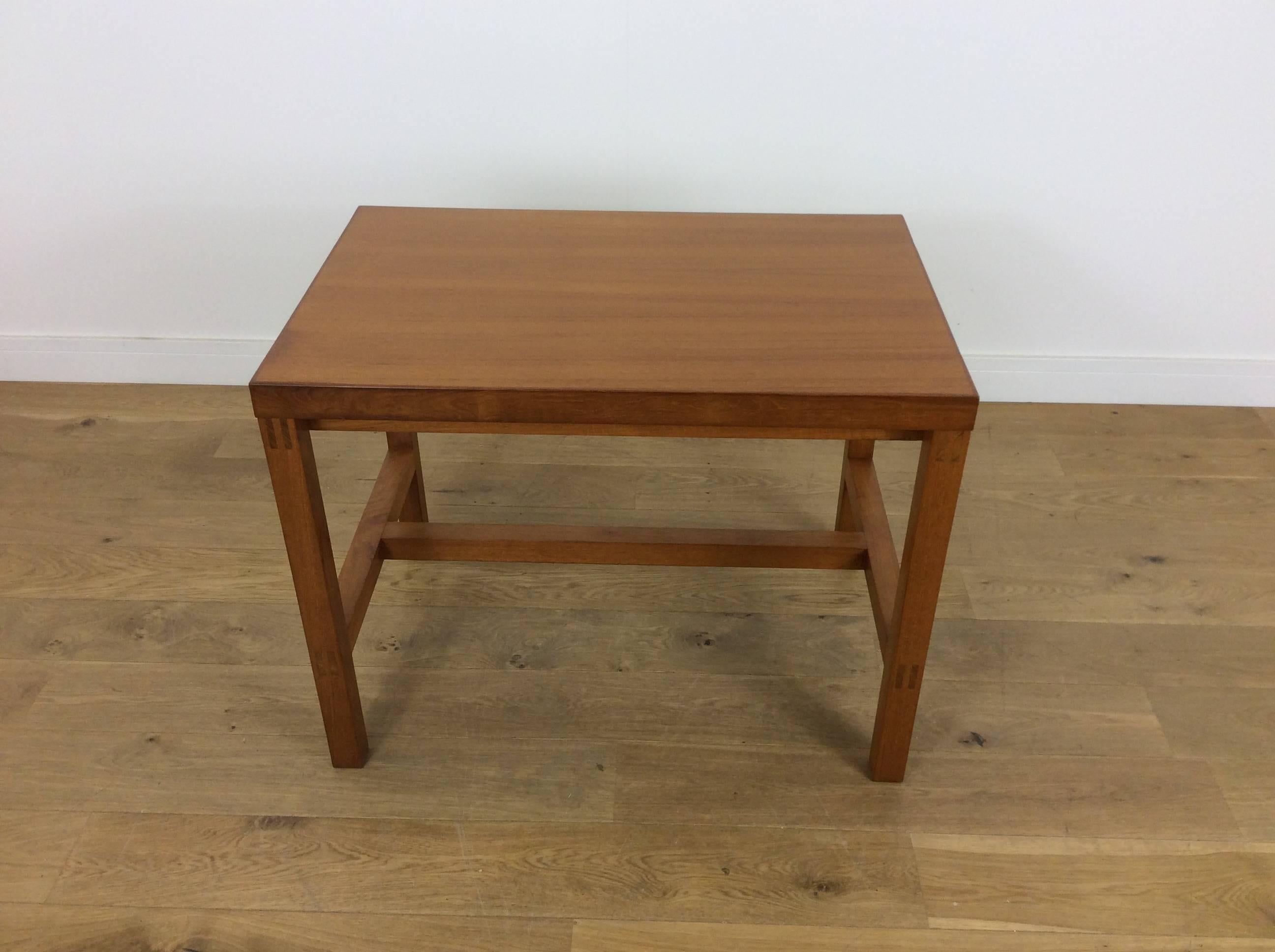 Midcentury serving or side table.
Fine quality to this very smart table.
Designed by Alfred Cox
Measures: 71 cm H, 91.5 cm W, 61 cm D
British, circa 1970.