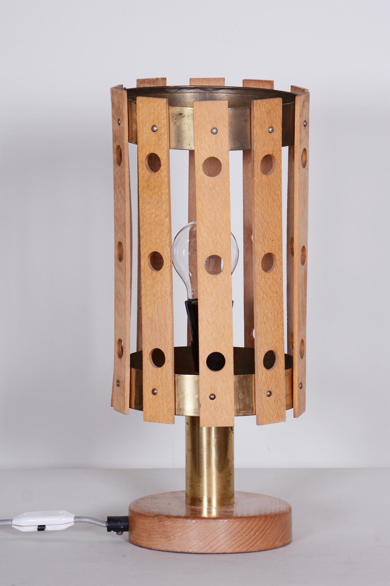 Midcentury Table Lamp, Beech, Brass, Made by Pokrok Zilina, Slovakia, 1960s In Good Condition For Sale In Horomerice, CZ