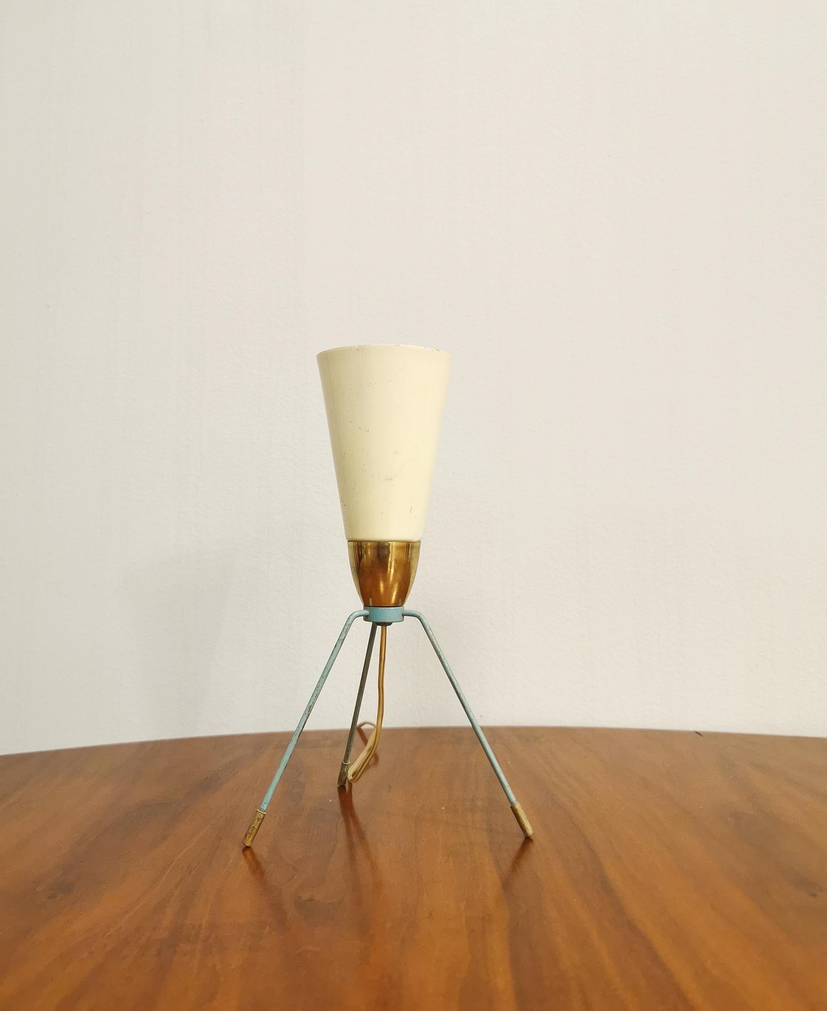 Table lamp by an unknown designer produced in the 1950s in Italy. The E14 1-light lamp has a tripod structure in light blue enamelled brass and brass, which supports a conical diffuser in cream enamelled aluminum.